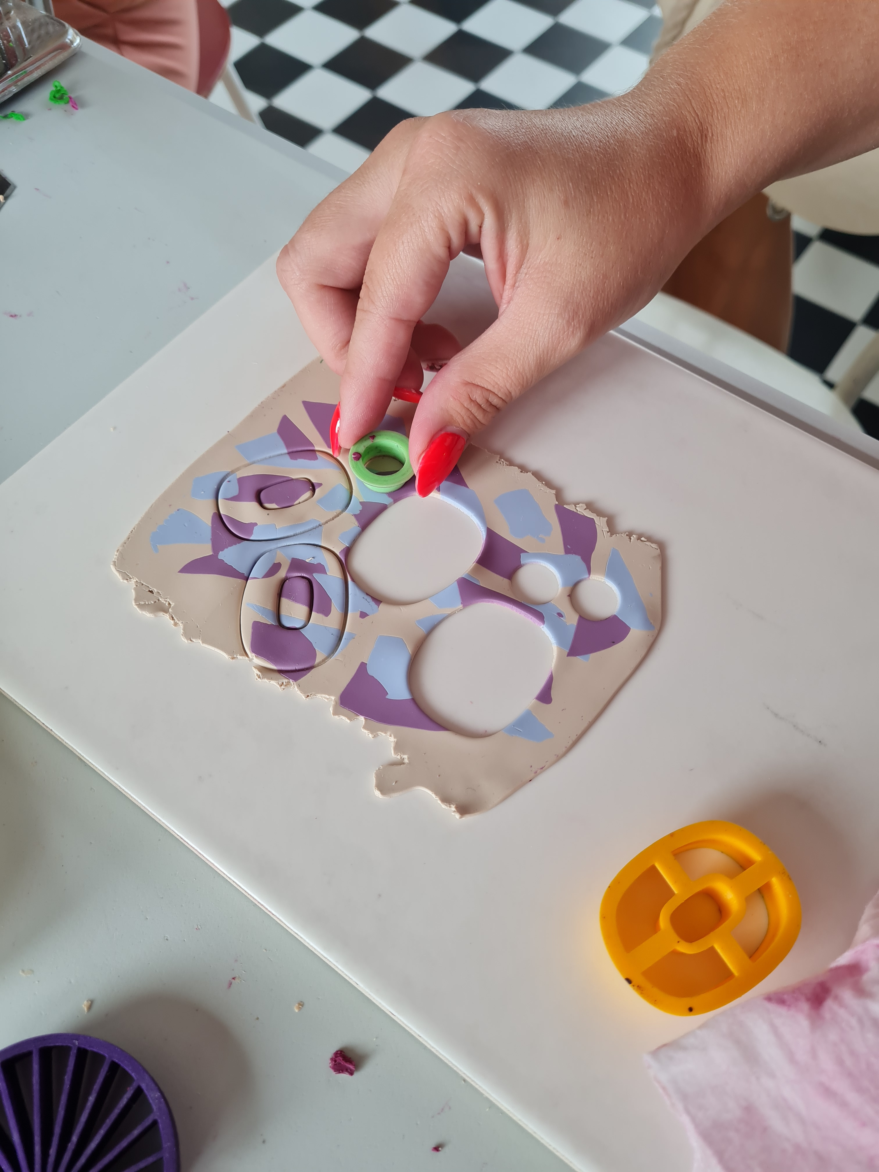 Oorbellen en broches uit Polymeer klei - privé workshop - Foto