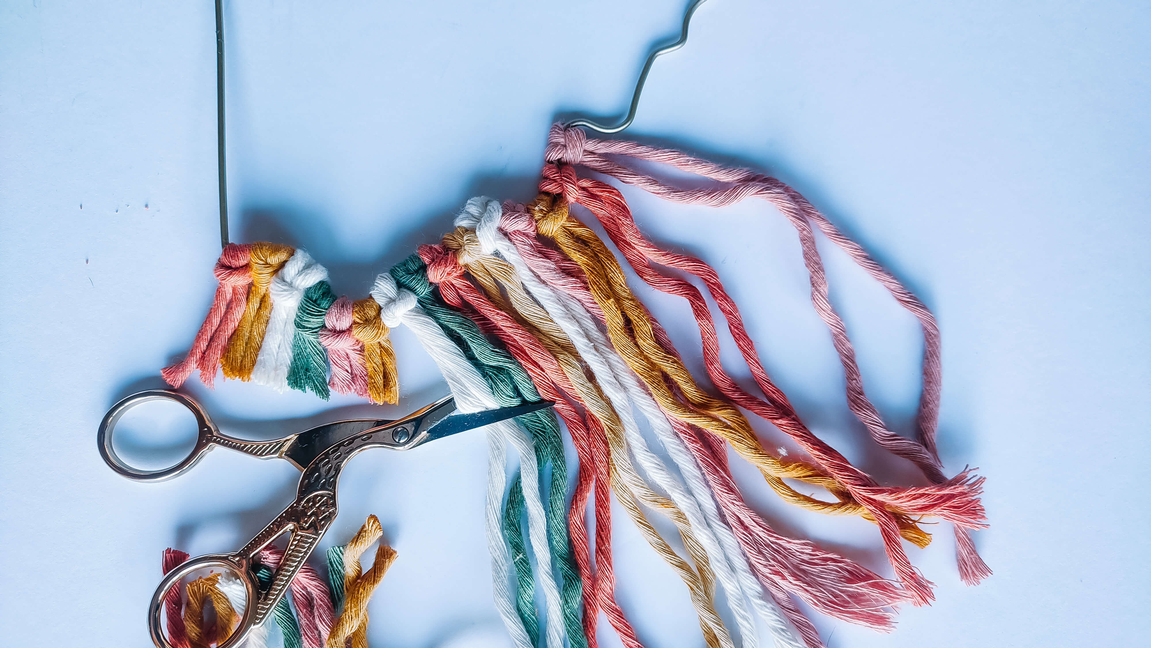 Knopen met glitterkracht – Macramé Unicorn voor kids 🦄 - Foto