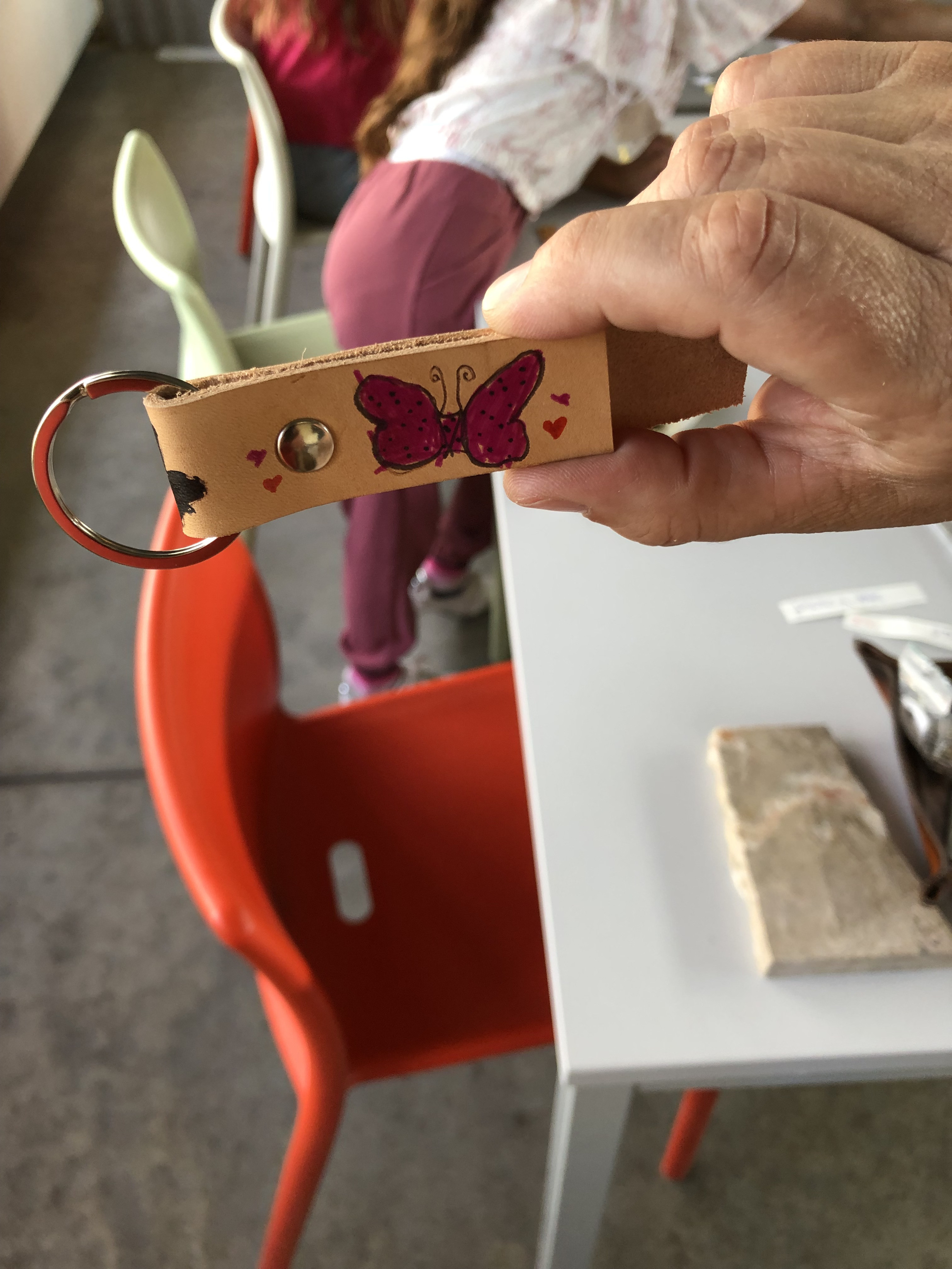 Leren accessoires stempelen en personaliseren - Foto