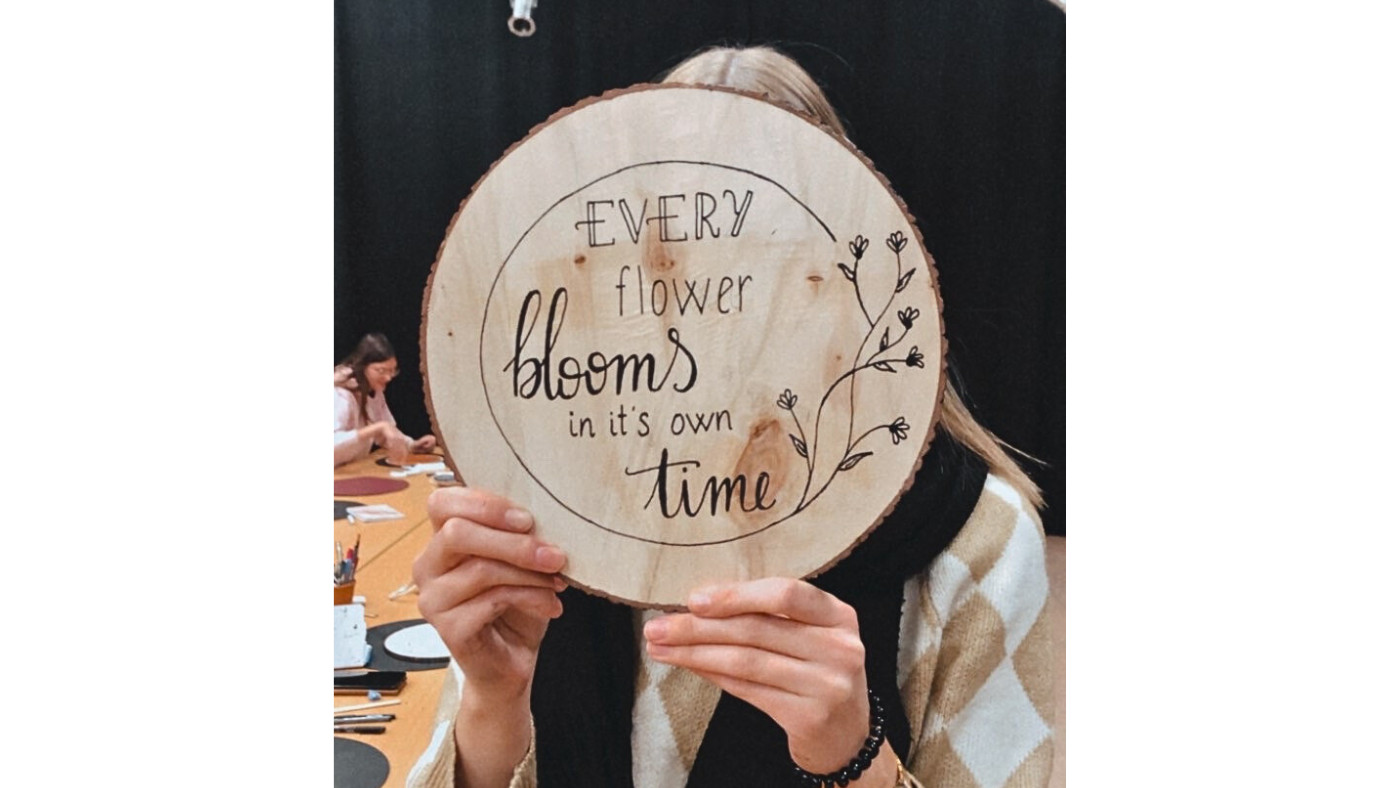 Handlettering op Houtschijf voor groepen - Foto