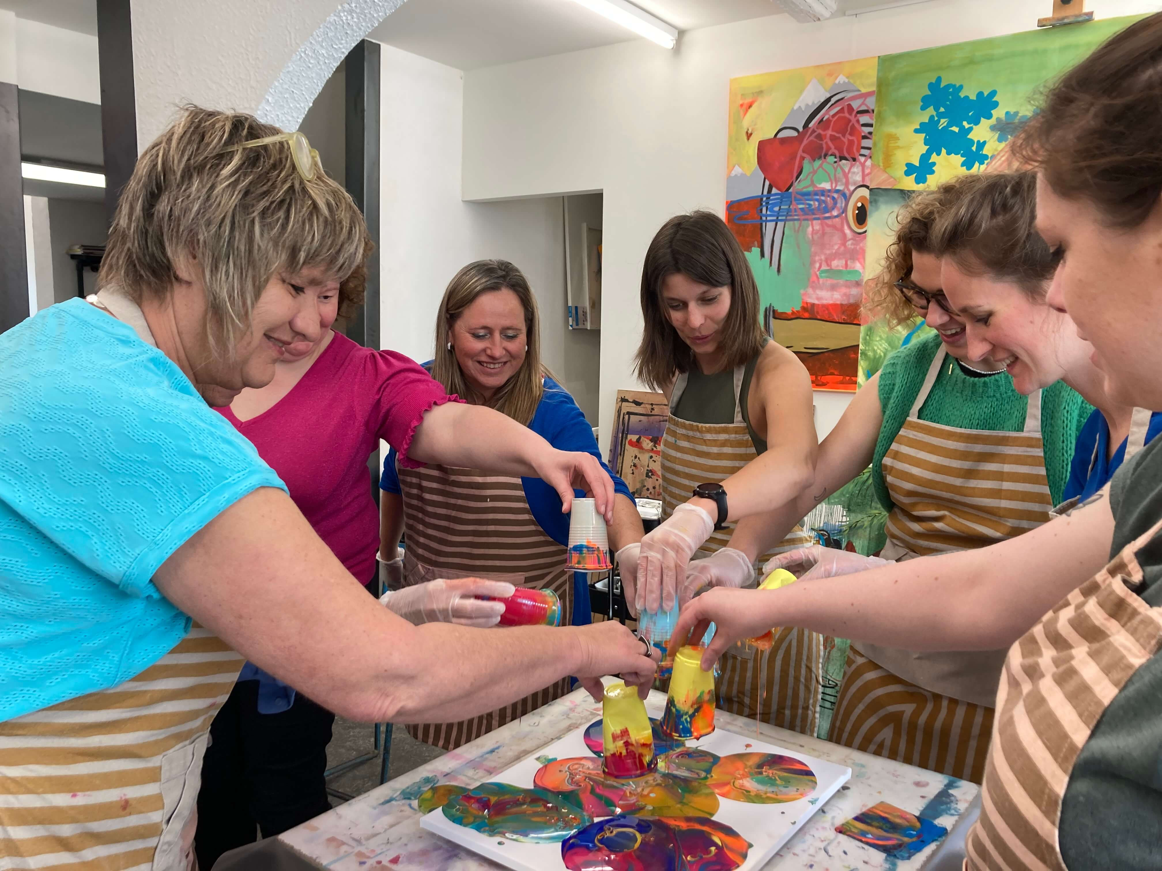 Schilderij maken met Acryl Pouring voor jullie groep - Foto