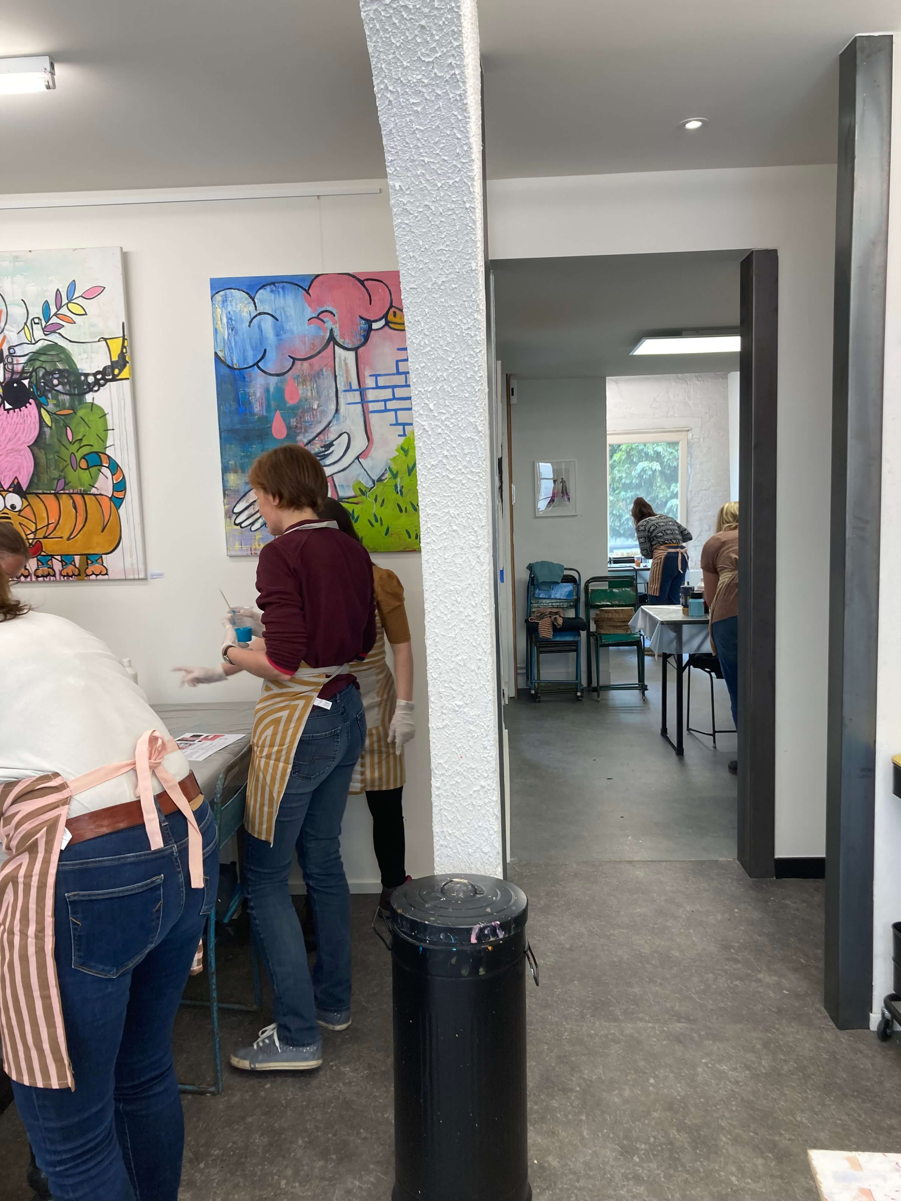 Houten schaal en kaarsen pimpen met gietverf (acryl pouring) - Foto