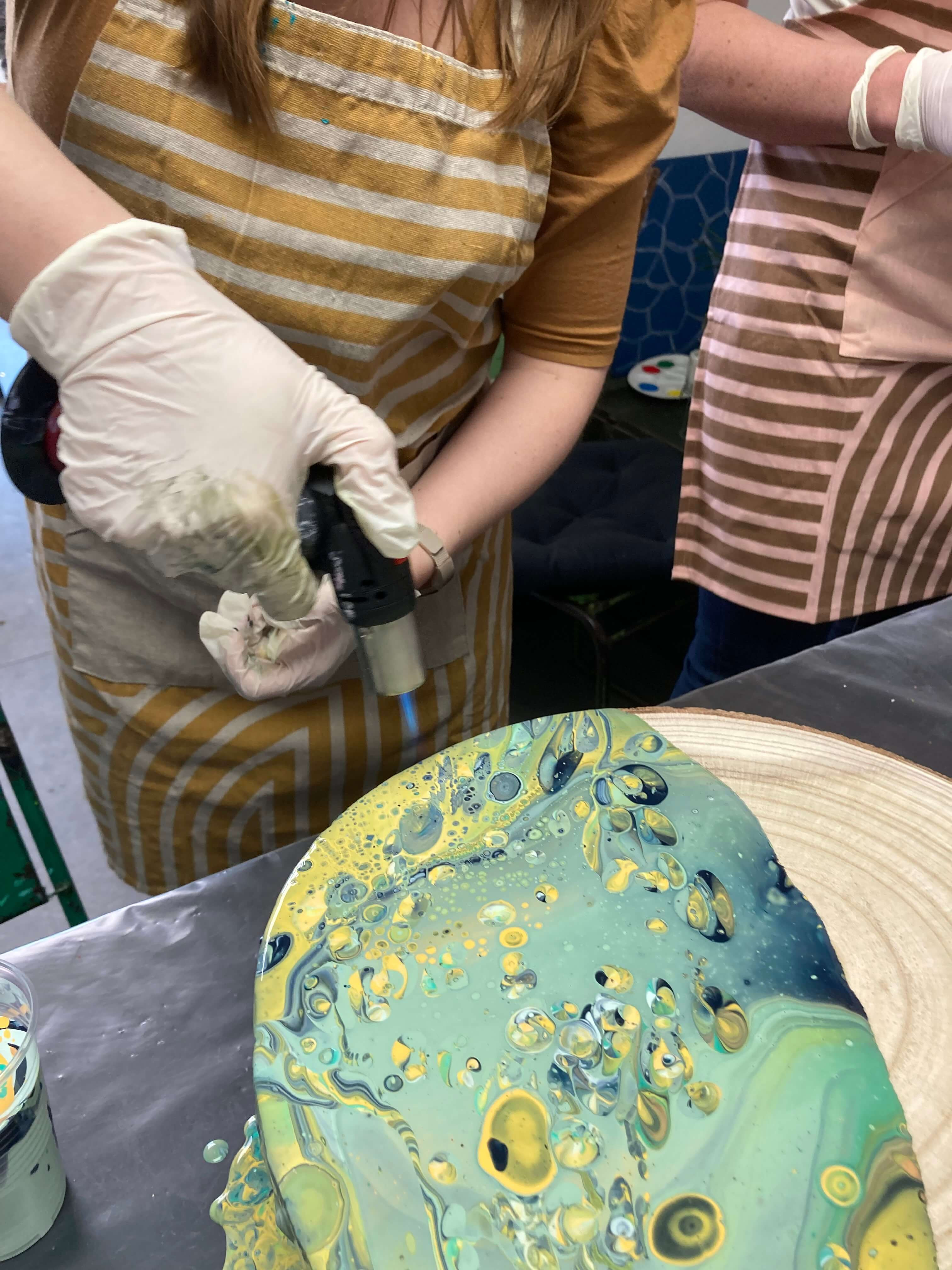 Houten schaal en kaarsen pimpen met gietverf (acryl pouring) - Foto