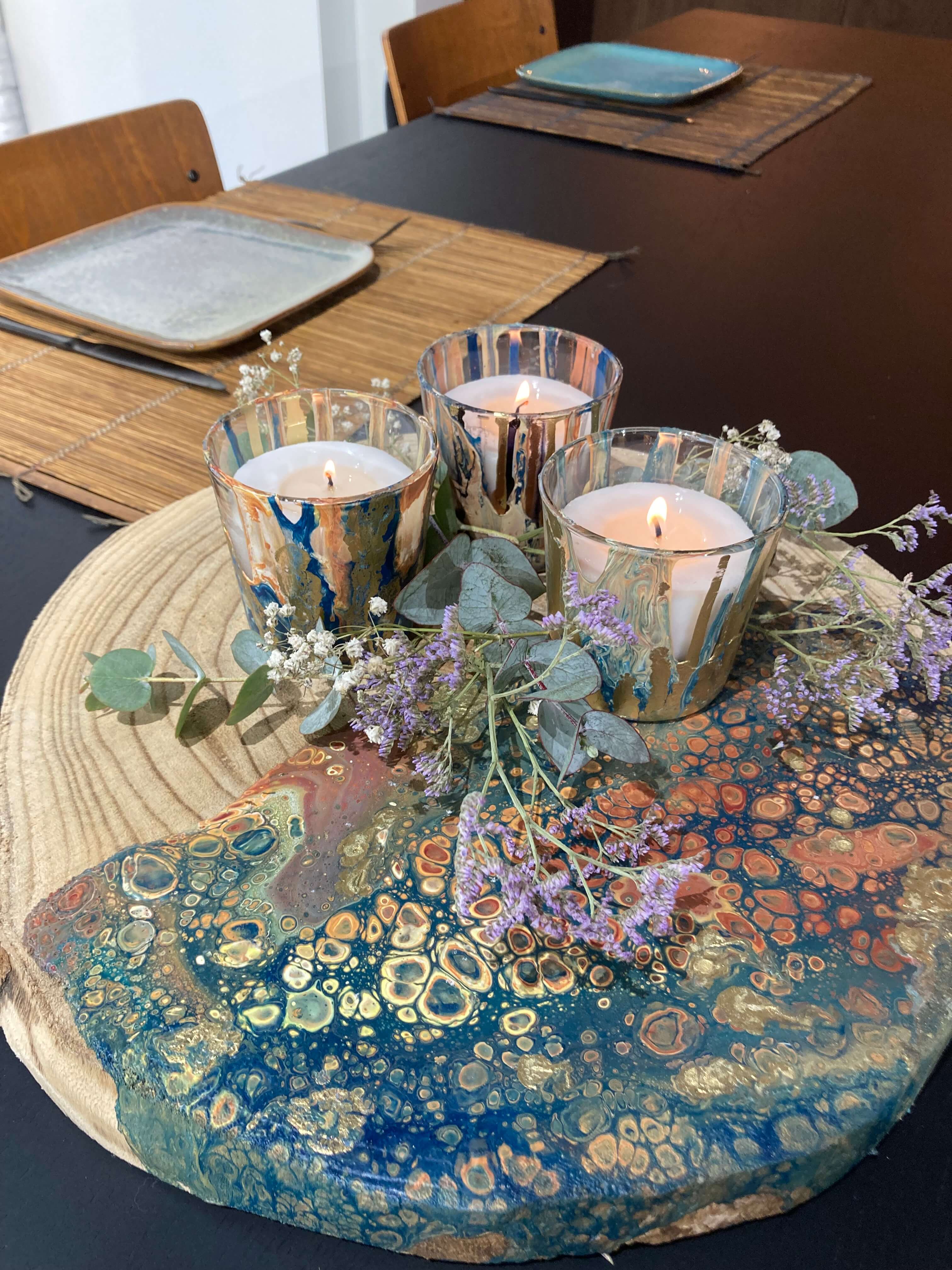 Zelfgemaakte schaal & kaarsen met acryl pouring als teambuilding - Foto