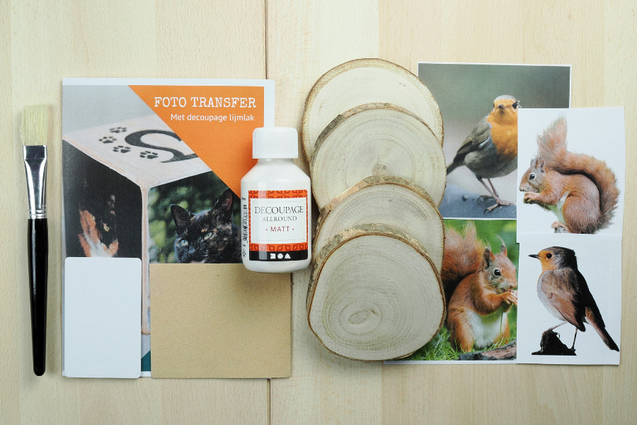 DIY pakket foto's overbrengen op houten onderzetters - Foto