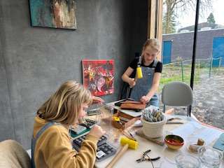 Leren accessoires stempelen en personaliseren