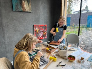 Leren accessoires stempelen en personaliseren - Foto