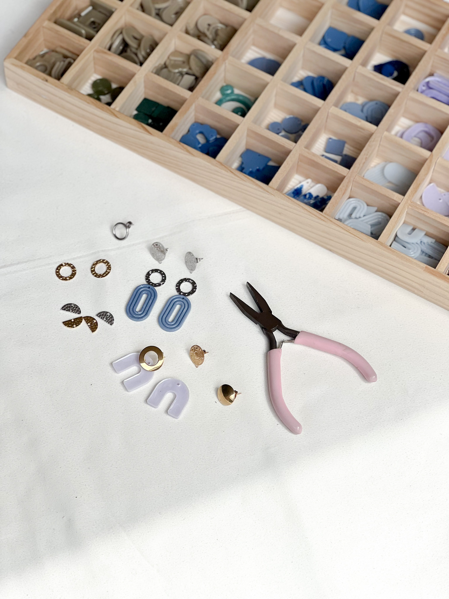 Workshop resin art oorbellen samenstellen - Foto