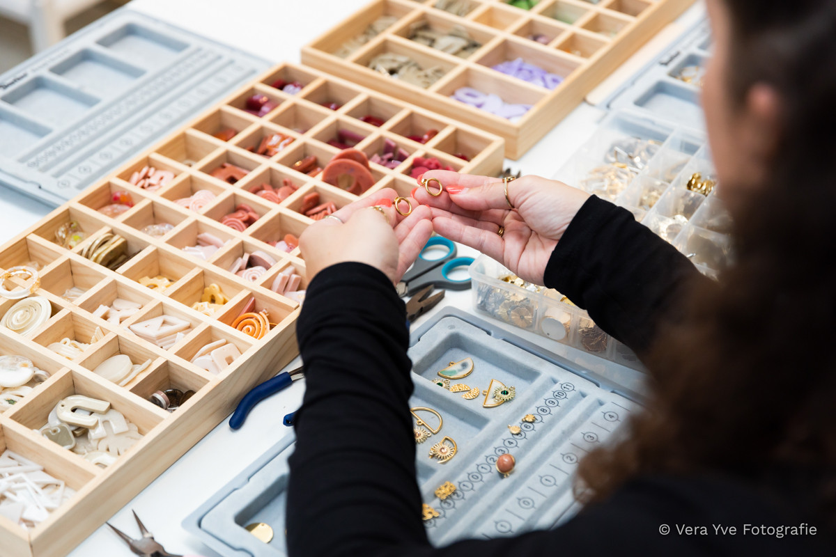 Workshop resin art oorbellen samenstellen - Foto