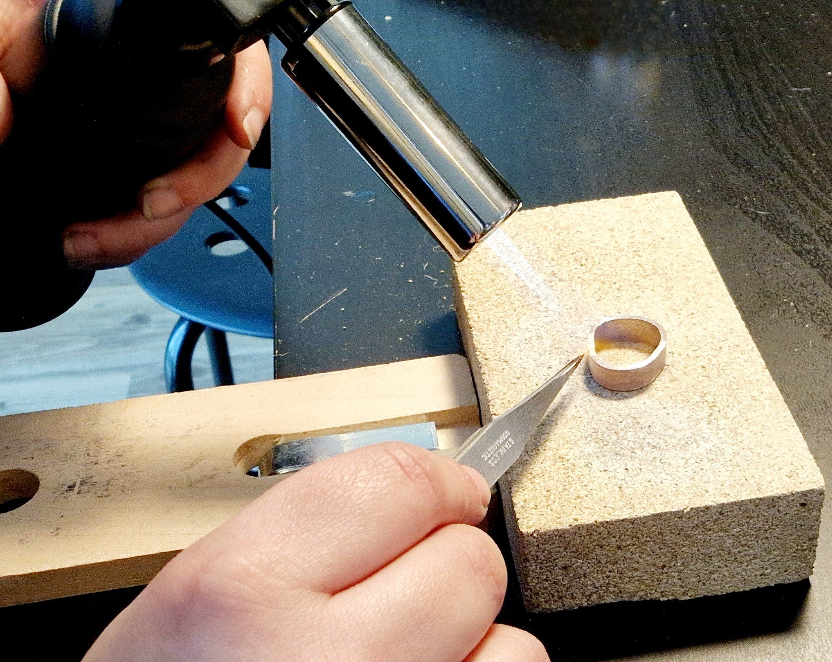 zilveren Ring of armband met hamerslag smeden - Foto