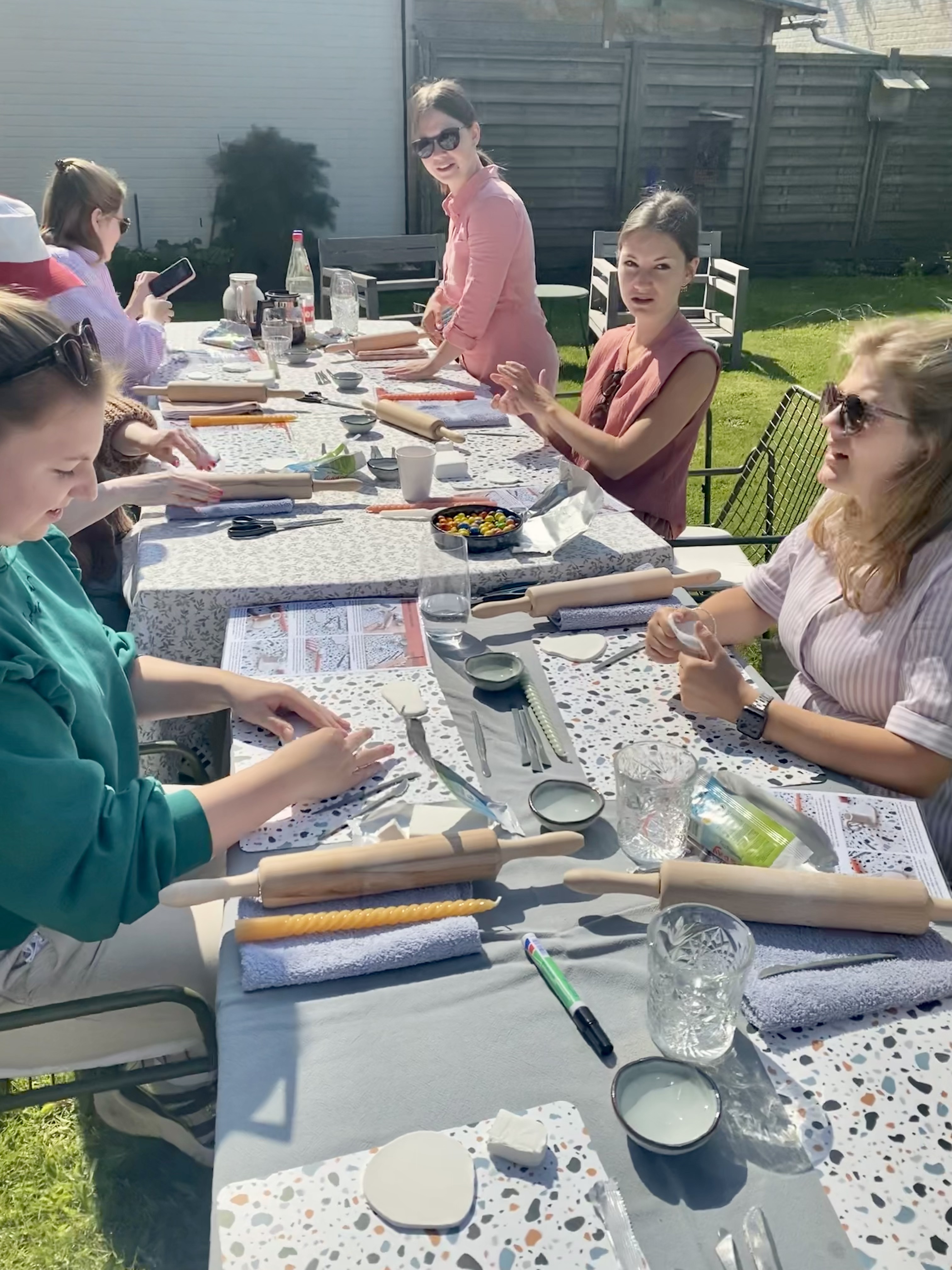 Vaasjes voor droogbloemen uit klei, workshop voor een groep - Foto