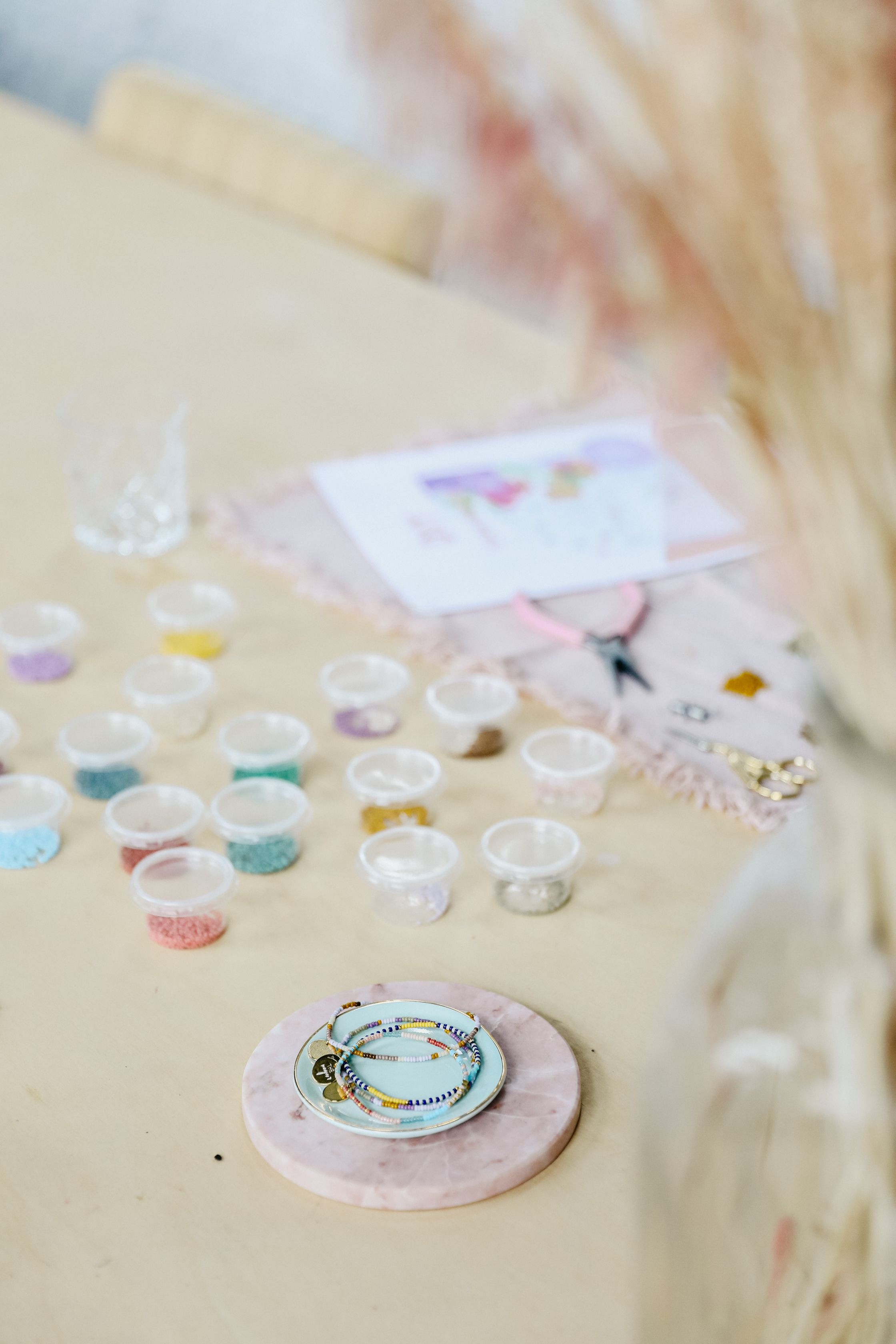 Groepsworkshop armbandjes maken - Foto
