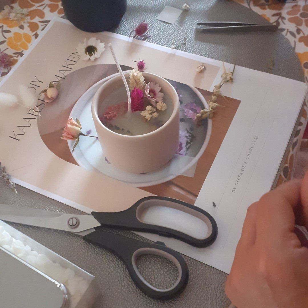 Privé workshop - Kaarsen maken met droogbloemen - Foto