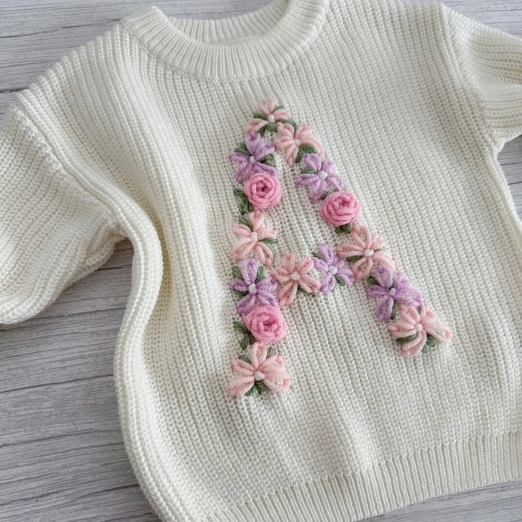 Geboorte cadeau borduren: florale trui, badcape en tetradoeken - DIY box