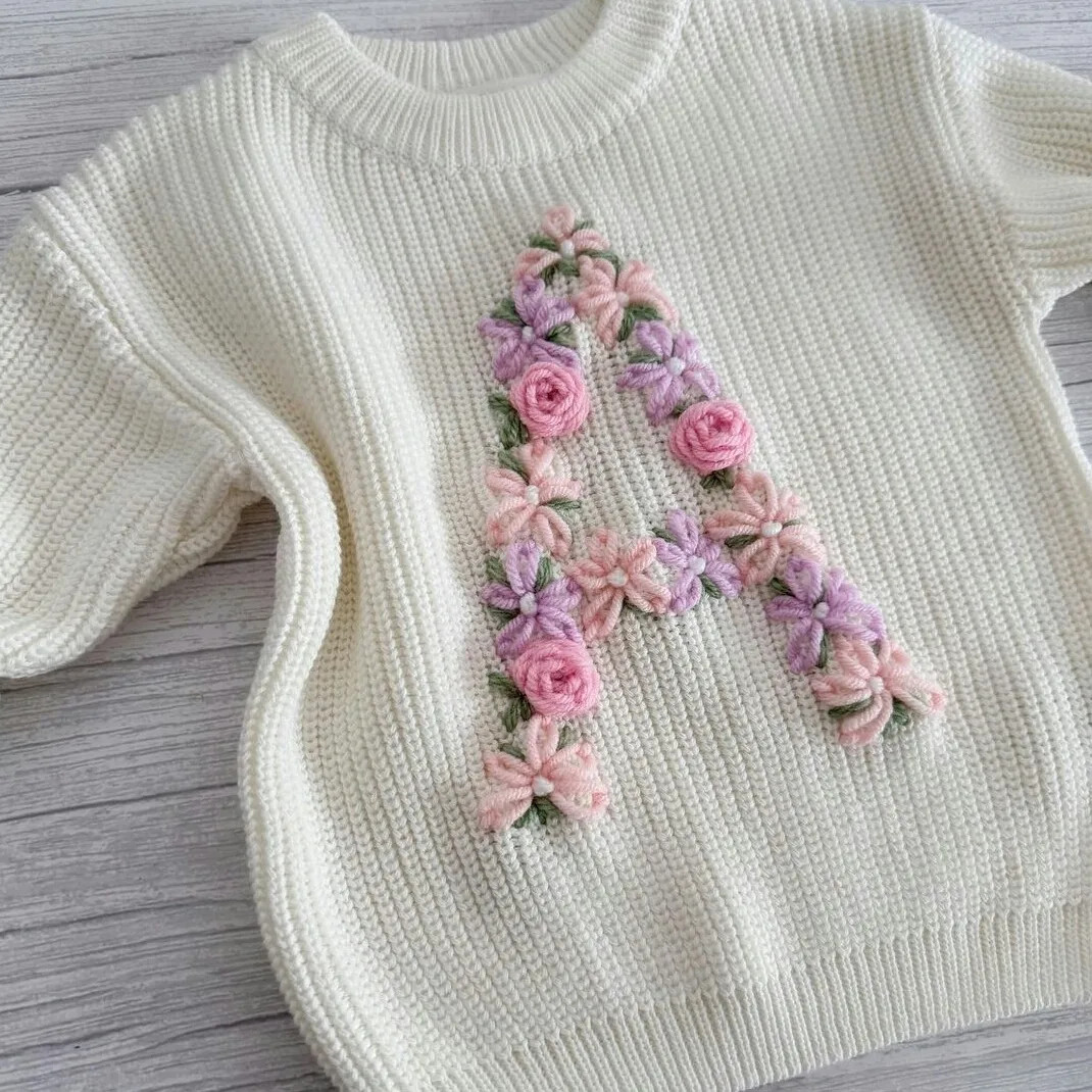Geboorte cadeau borduren: florale trui, badcape en tetradoeken - DIY box - Foto
