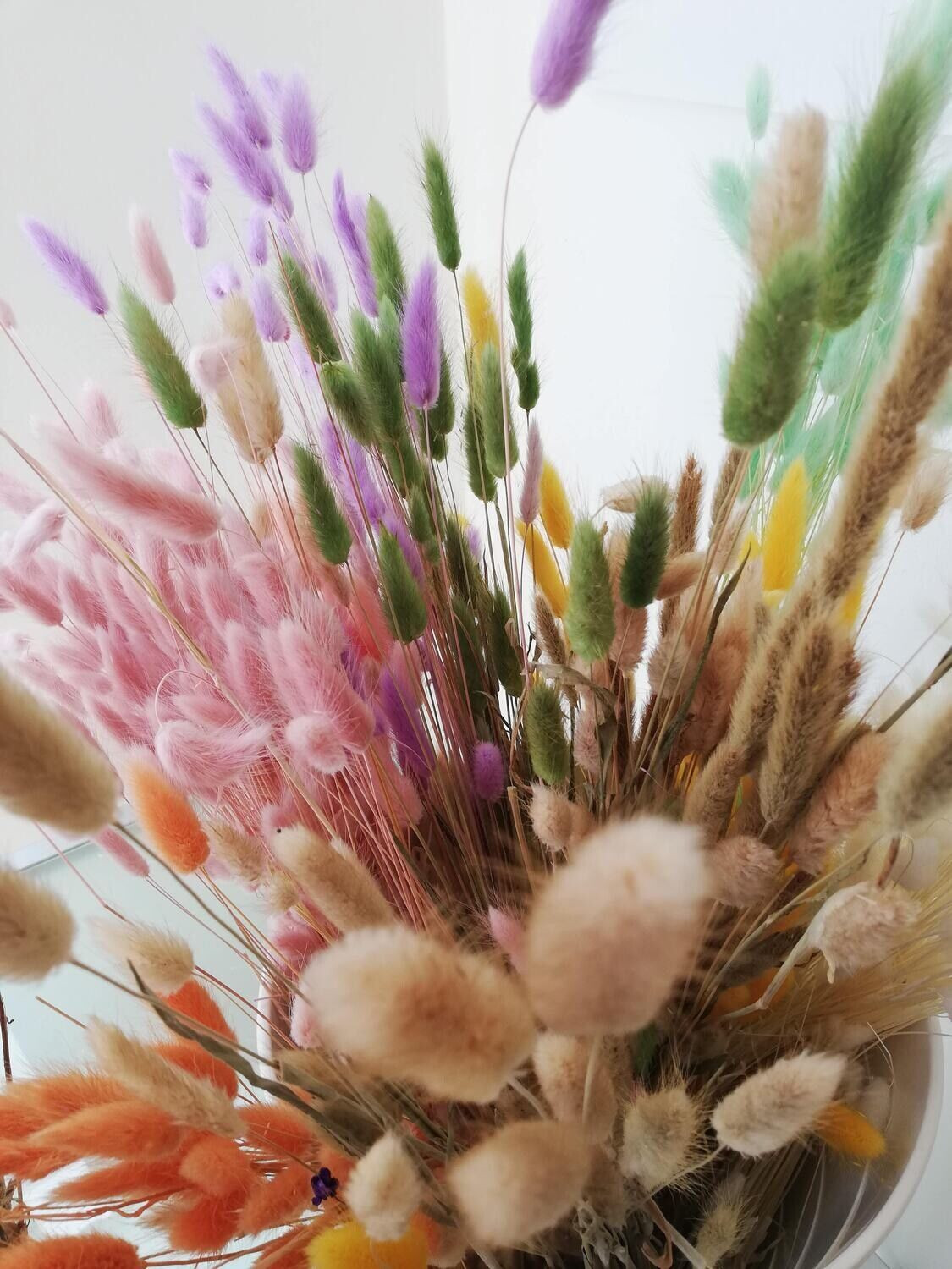 Modern bloemstuk met droogbloemen - Foto
