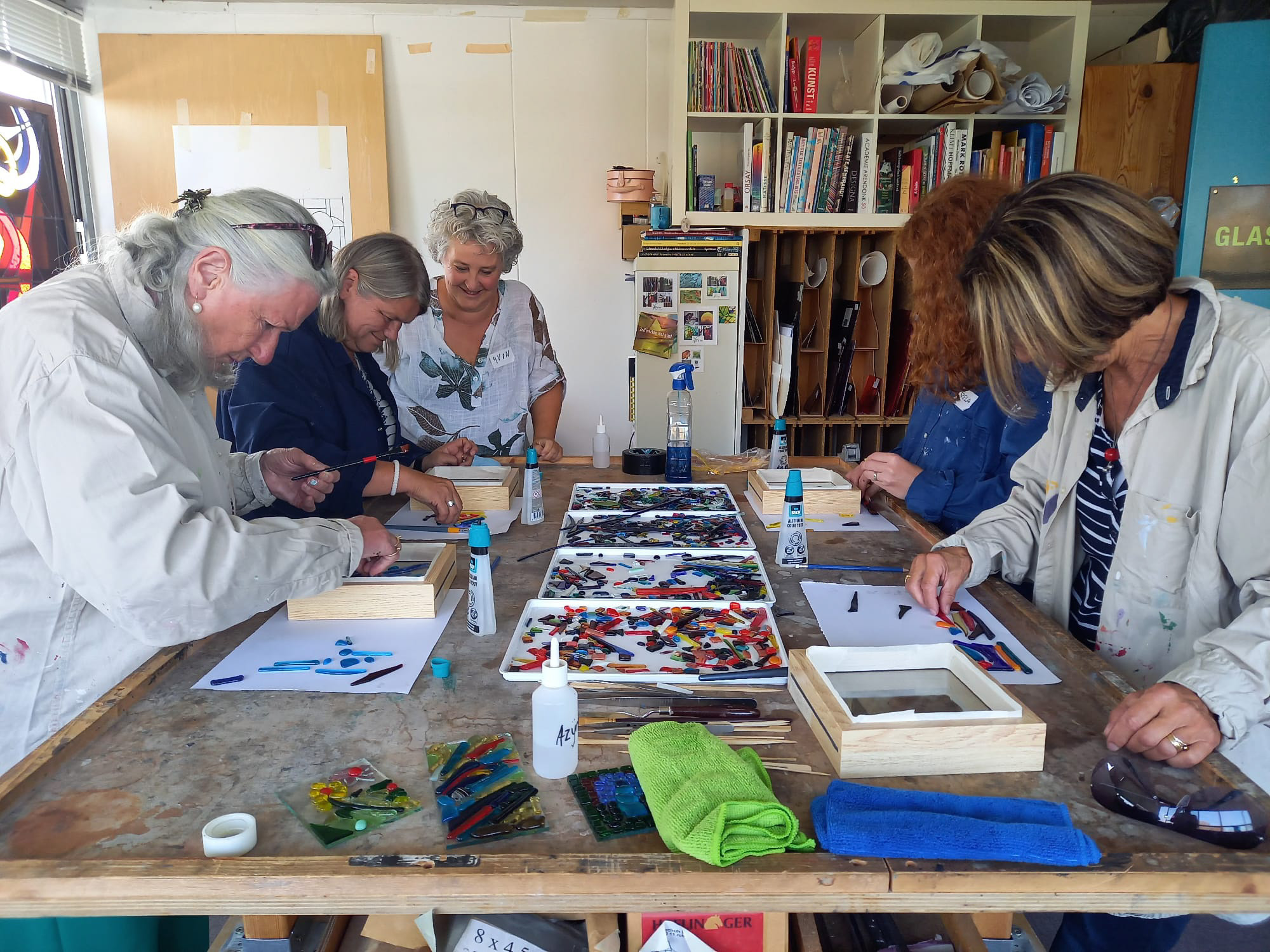 Glas mozaïek maken als teambuilding, voor een open, creatieve mindset of als teamuitje. - Foto