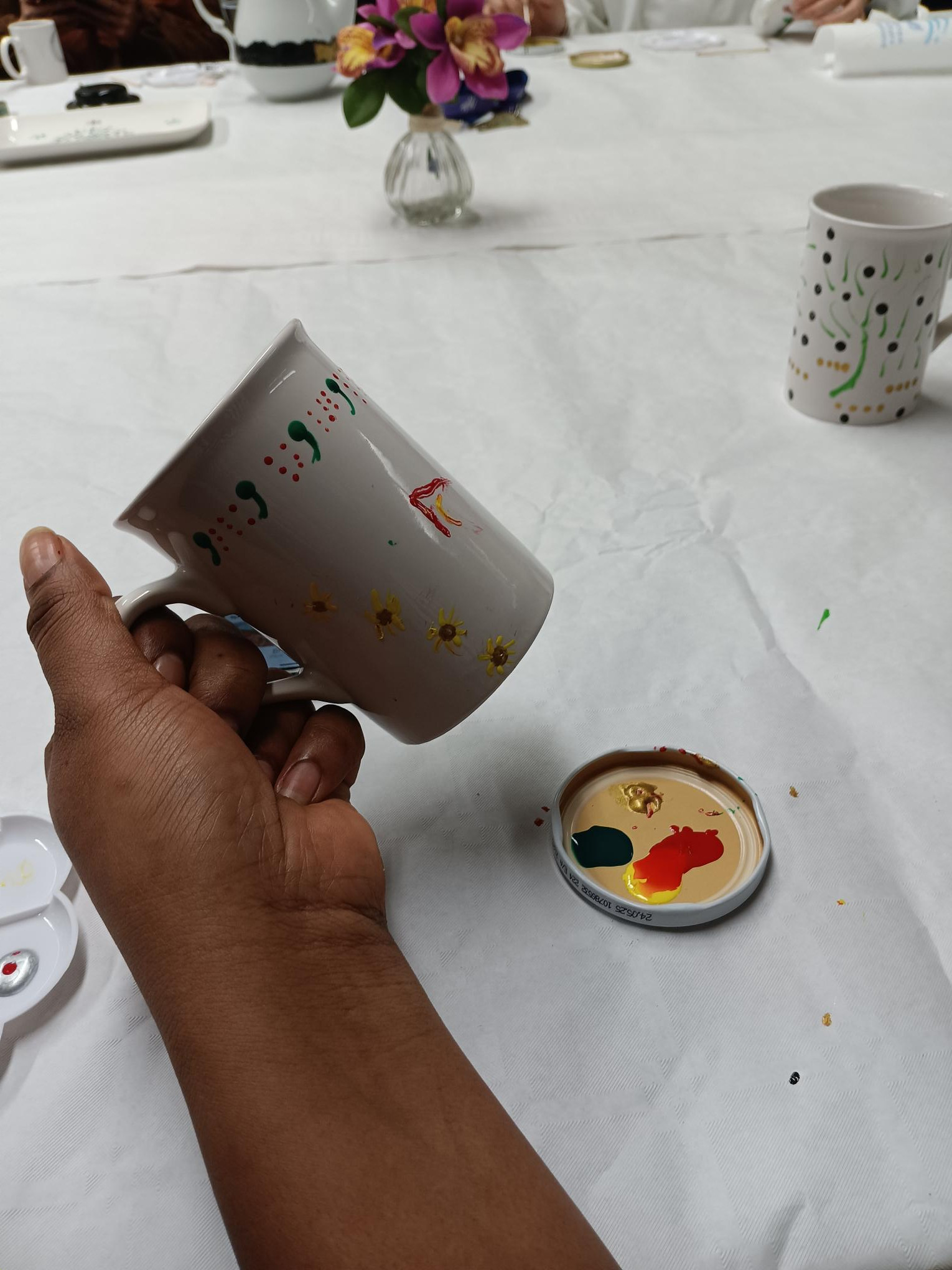 Kinderfeestje, stippentechniek op mok of bord - Foto