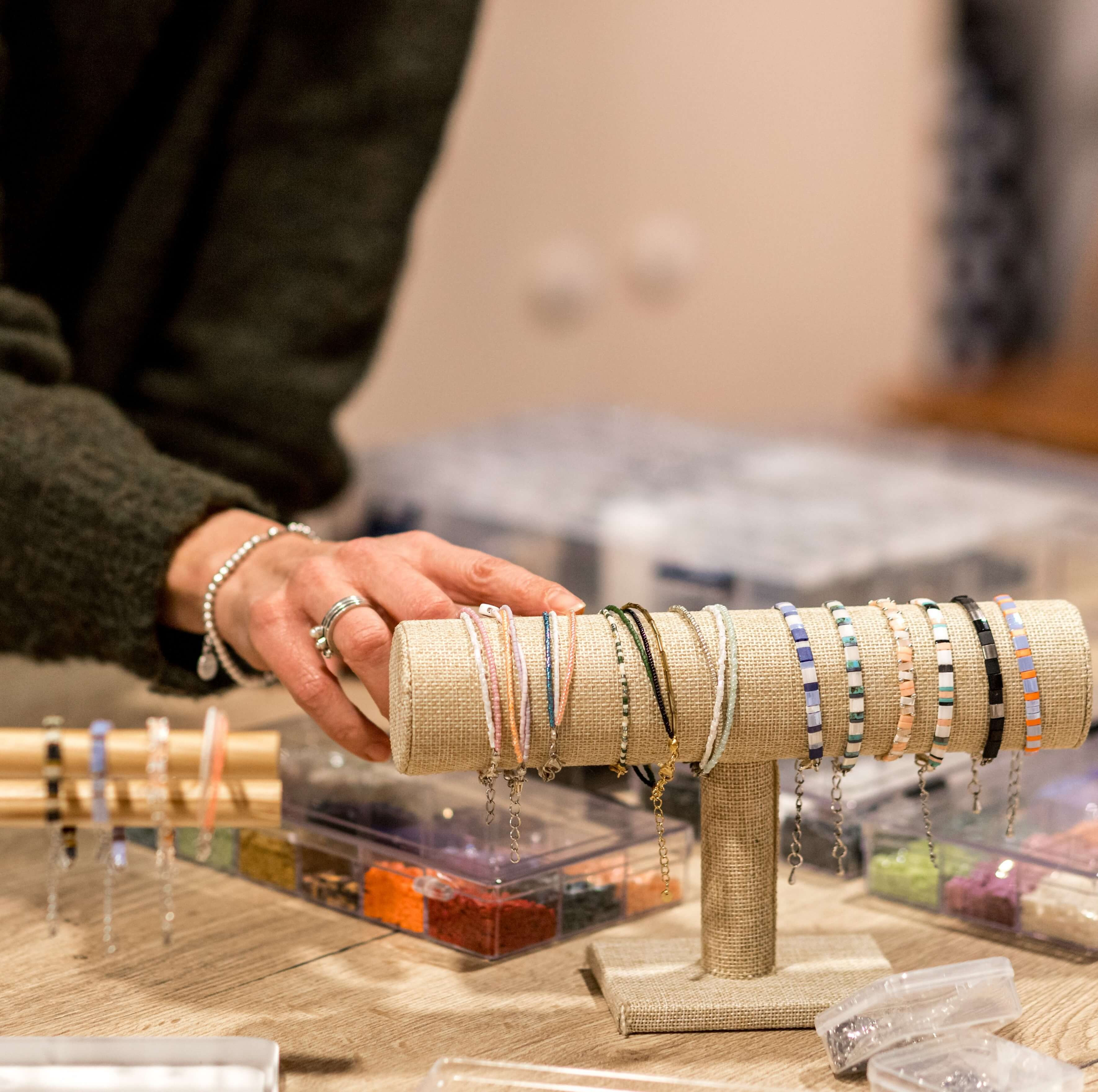 DUO workshop juwelen (ouder/kind) - Armbanden maken - rijgtechniek - Foto