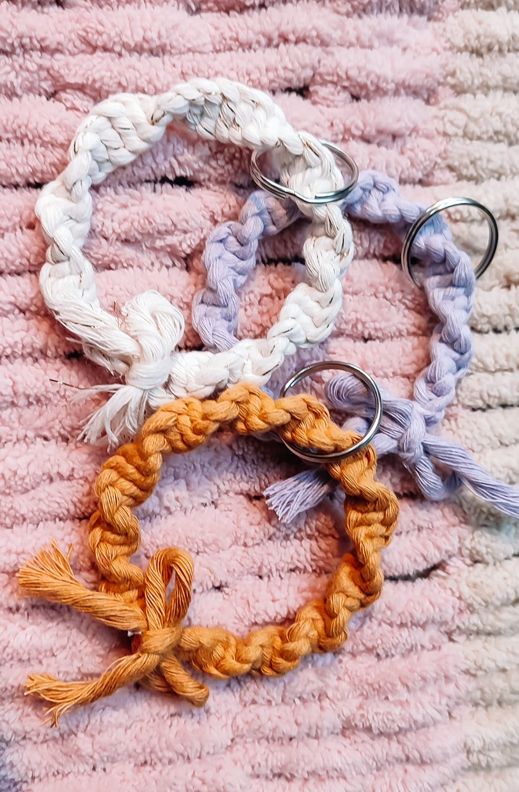 Walk in workshop voor events: macramé sleutelhanger knopen