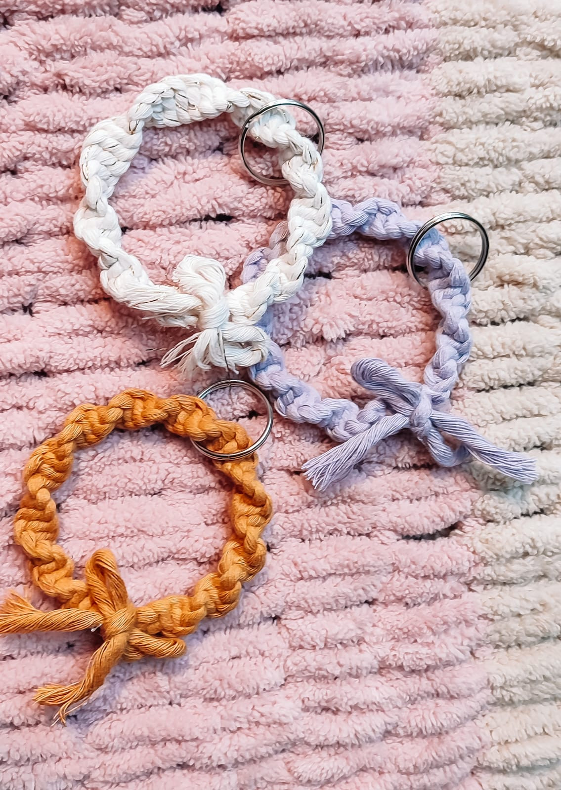 Walk in workshop voor events: macramé sleutelhanger knopen - Foto