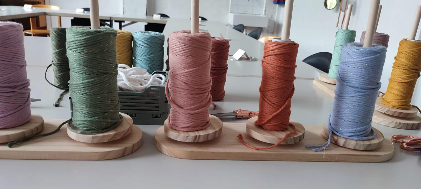 Walk in workshop voor events: macramé sleutelhanger knopen - Foto