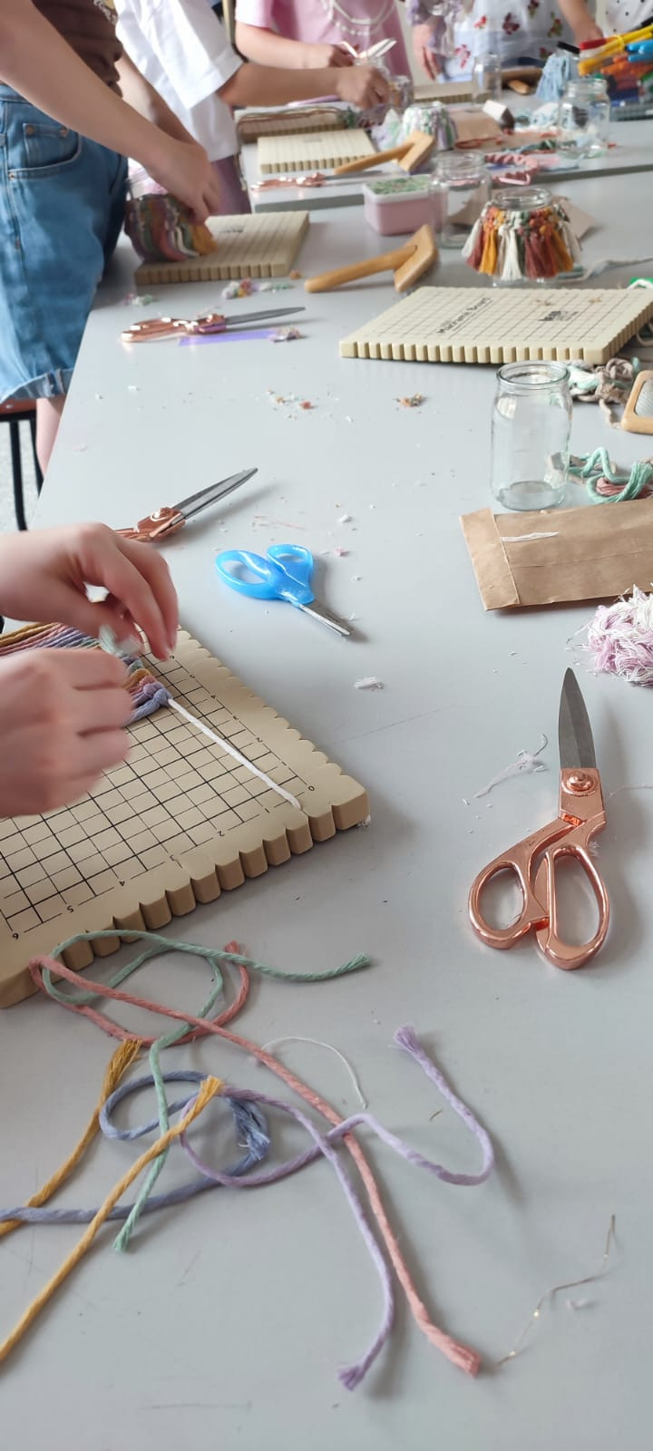 Walk in workshop voor events: macramé sleutelhanger knopen - Foto