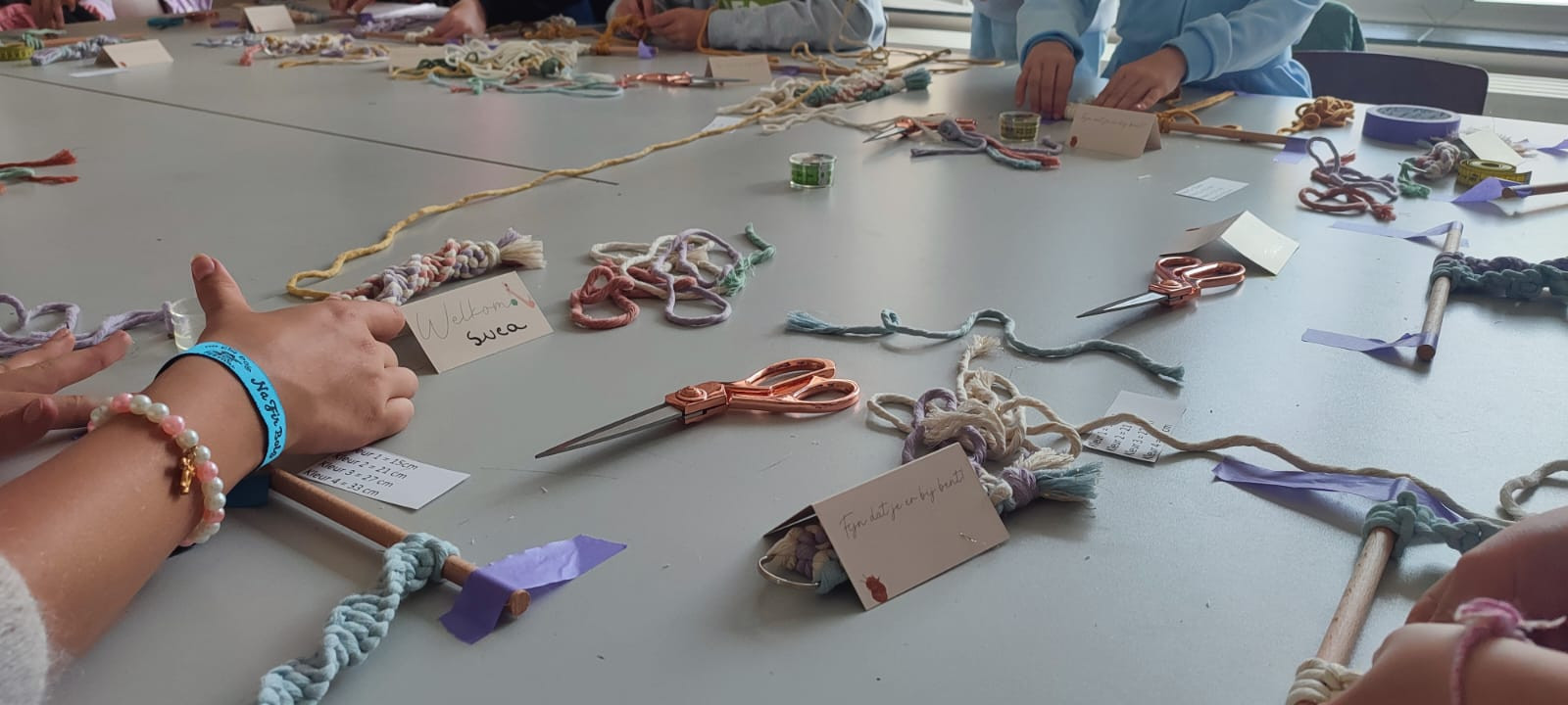 Walk in workshop voor events: macramé sleutelhanger knopen - Foto