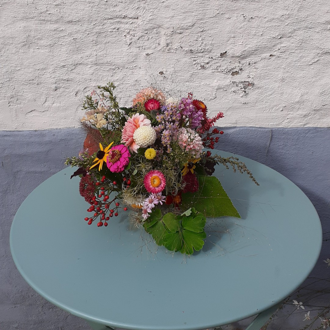 Zomerbloemstuk maken in de pluktuin - Foto