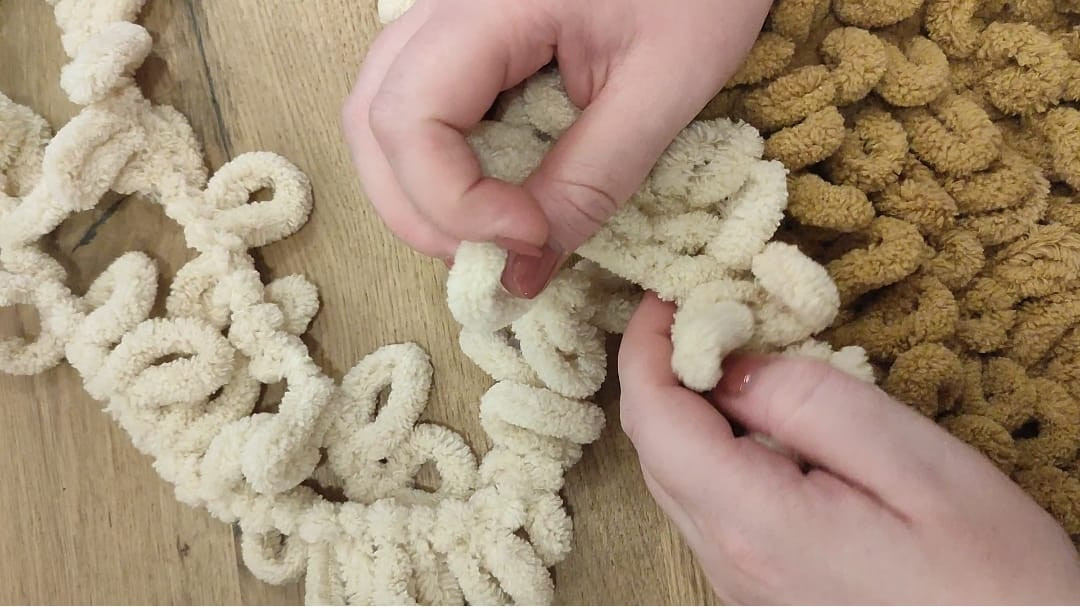 Workshop Fluffy Mat – Breien met je handen voor jouw viervoeter (of jezelf!) Breien zonder naalden? Jep, dat kan! - Foto