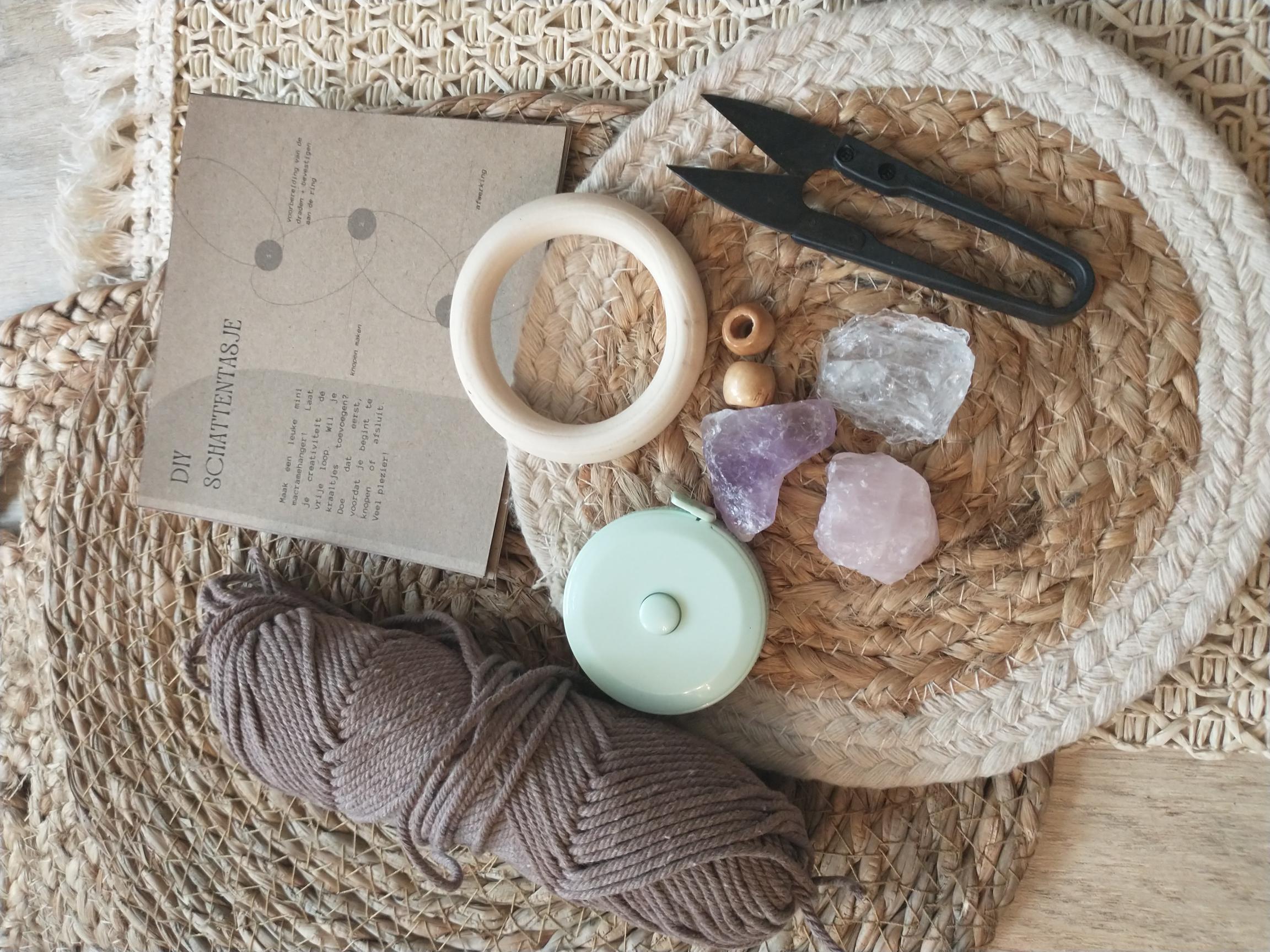knoop je schattentasje met edelstenen of amber - DIY box (groepen)