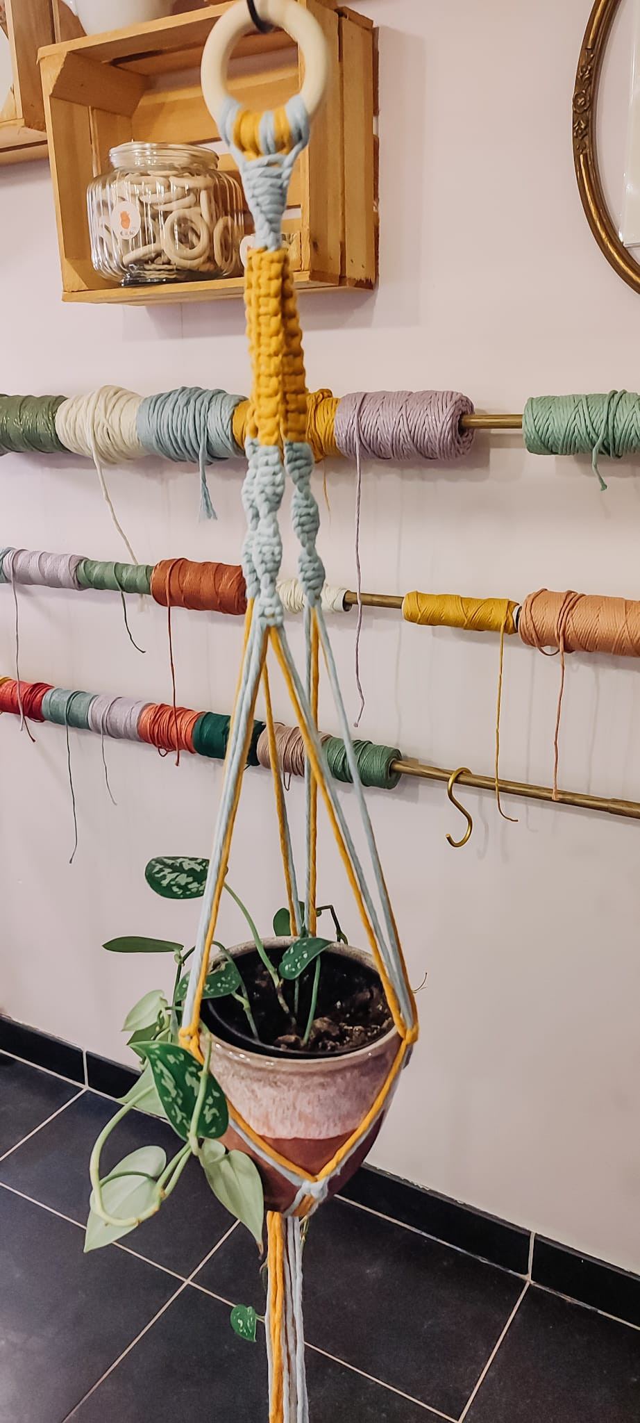 Macramé Teambuilding: samen knopen aan creativiteit - Foto