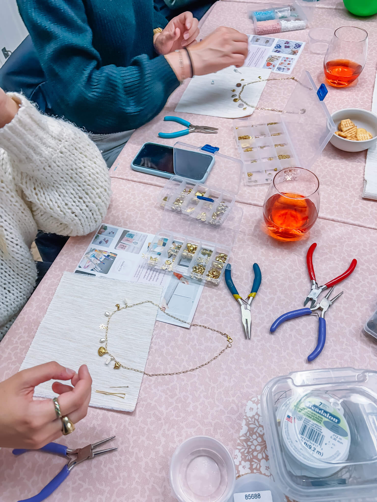 Beads Bar - Stel zelf je ketting samen - vrijgezellen - Foto