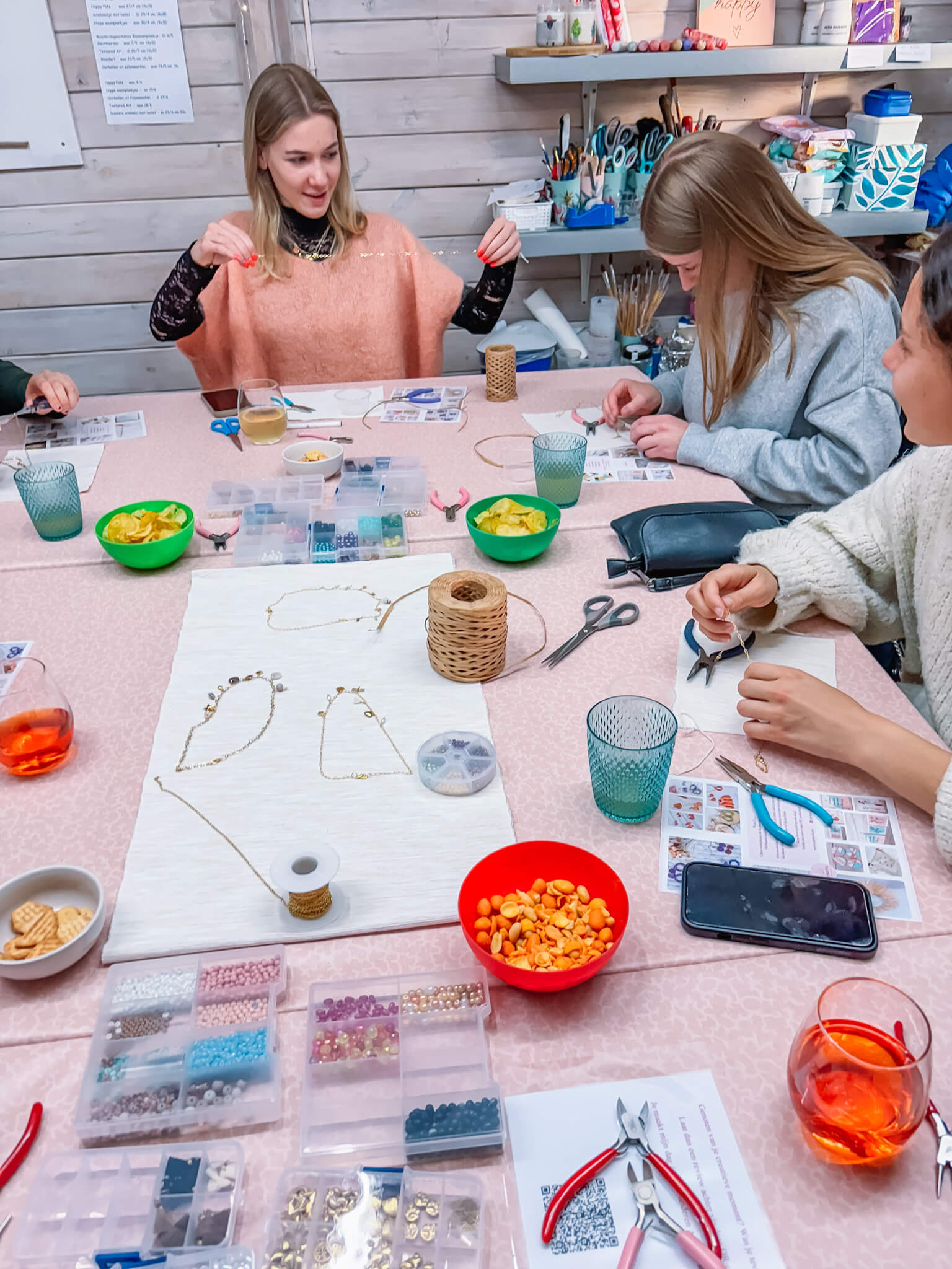 Beads Bar - Stel zelf je ketting samen - vrijgezellen - Foto