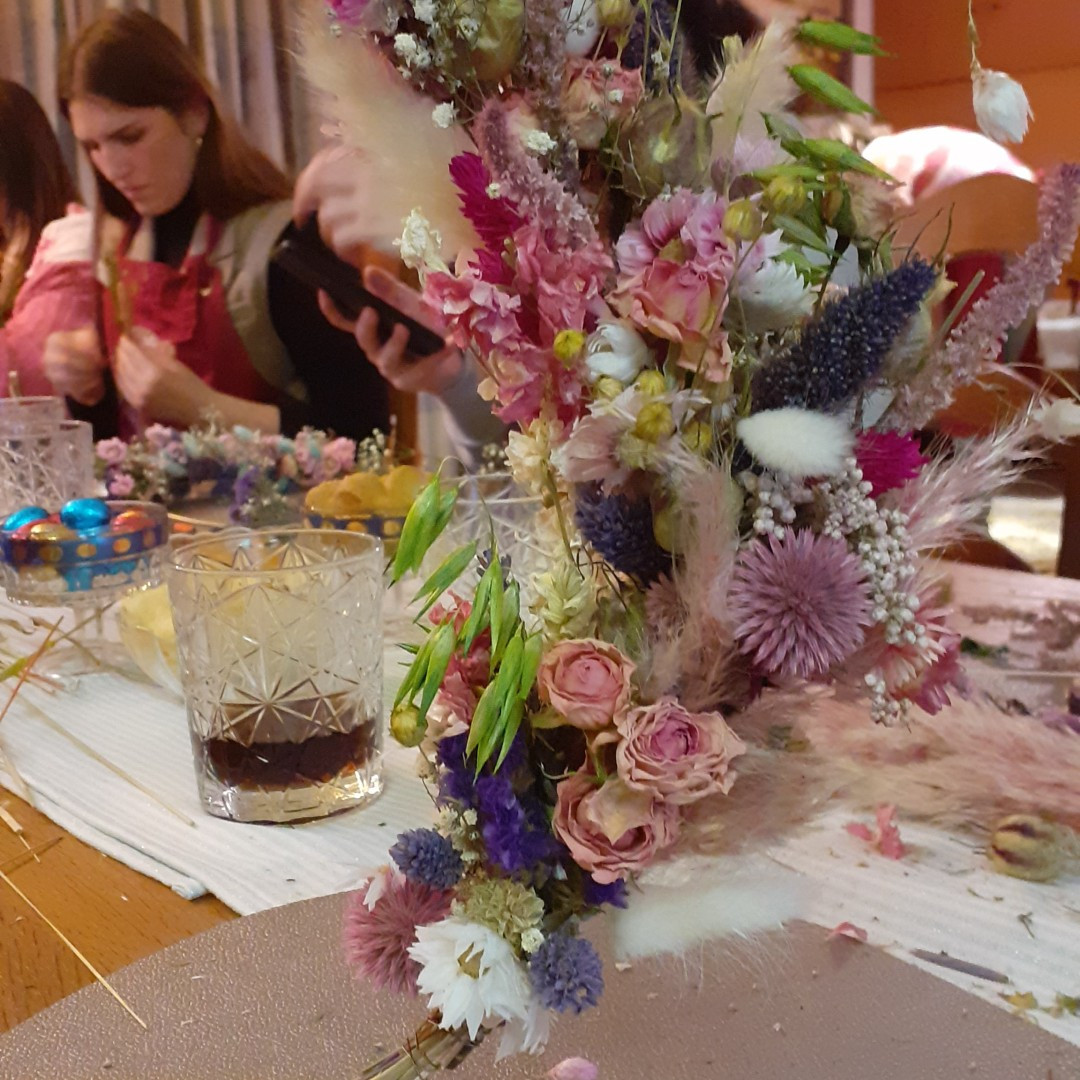 Kinderfeestje: Flowerhoop maken met droogbloemen - Foto
