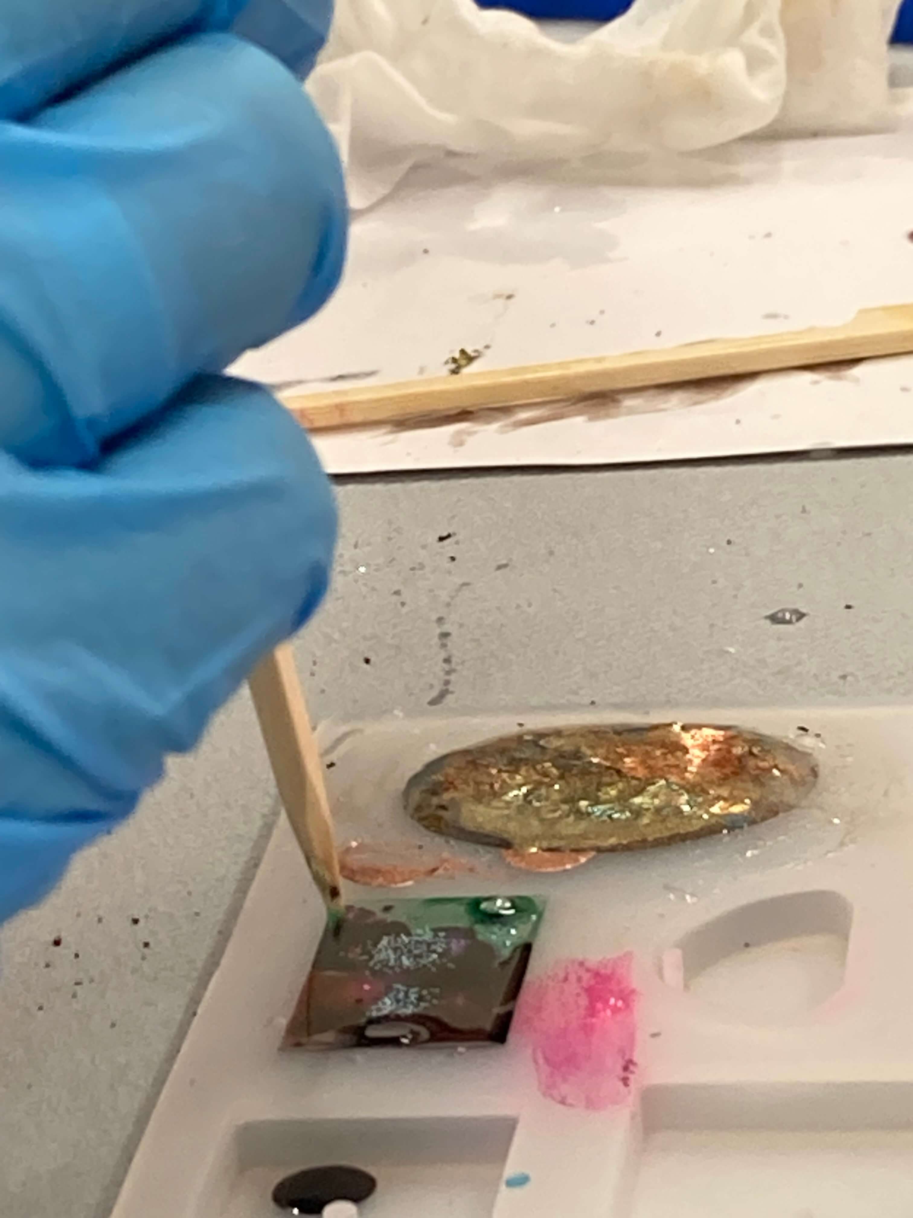 Maak je eigen juwelen in resin/ hars - Foto