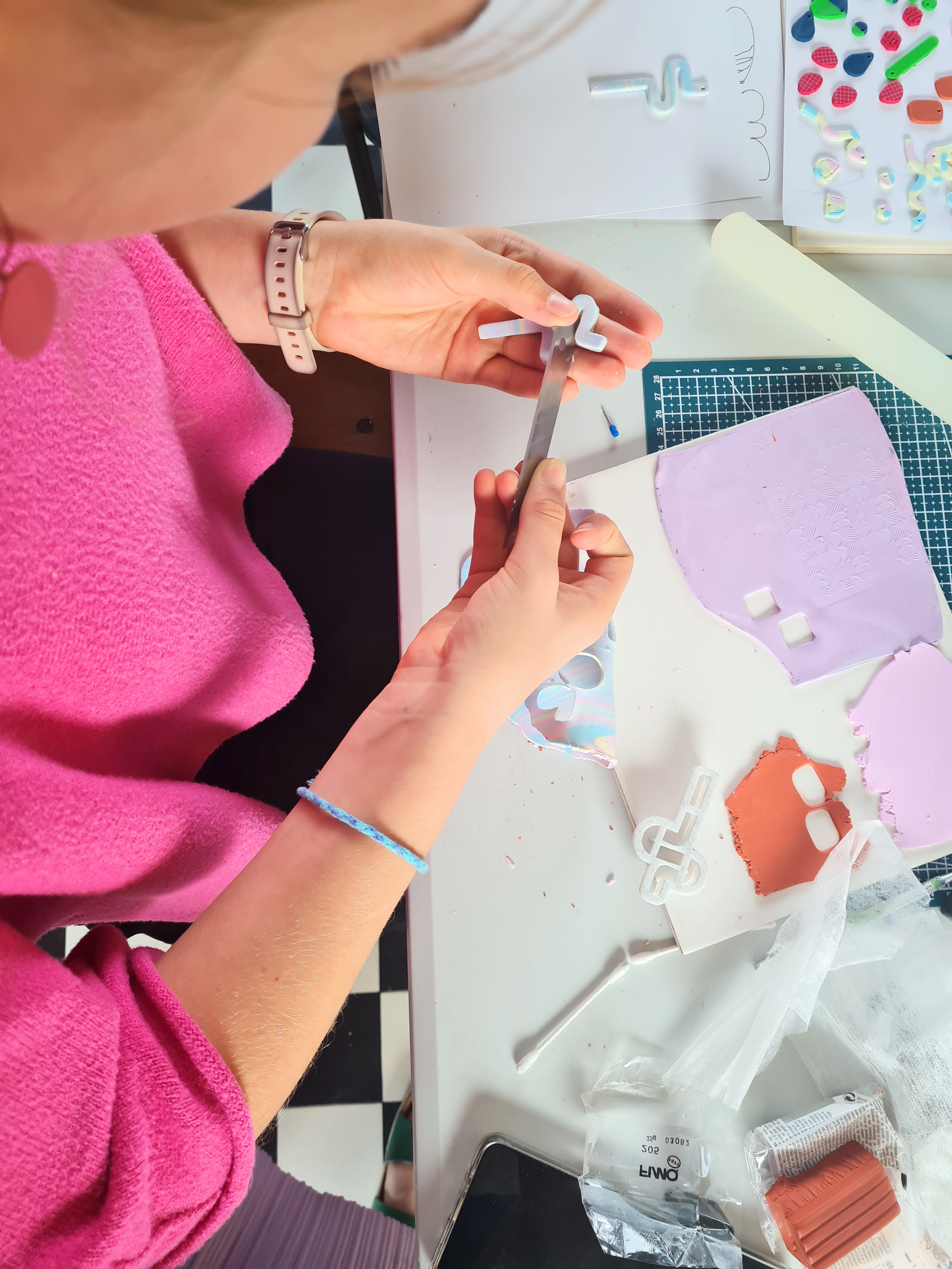 Privé workshop ~ Oorbellen en broches uit Polymeer klei - Foto