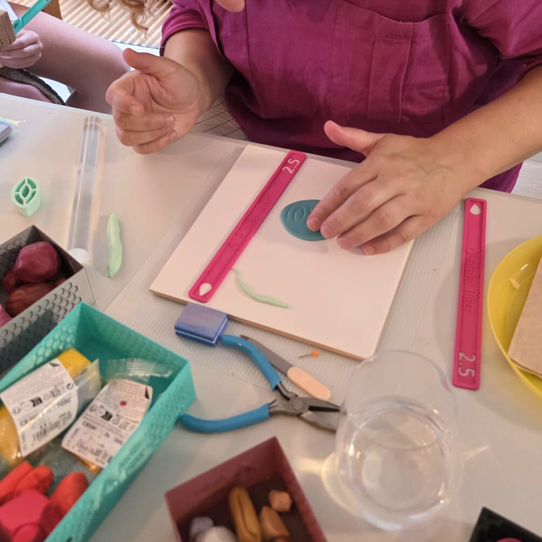 Tienerworkshop juwelen maken uit polymeerklei - Foto