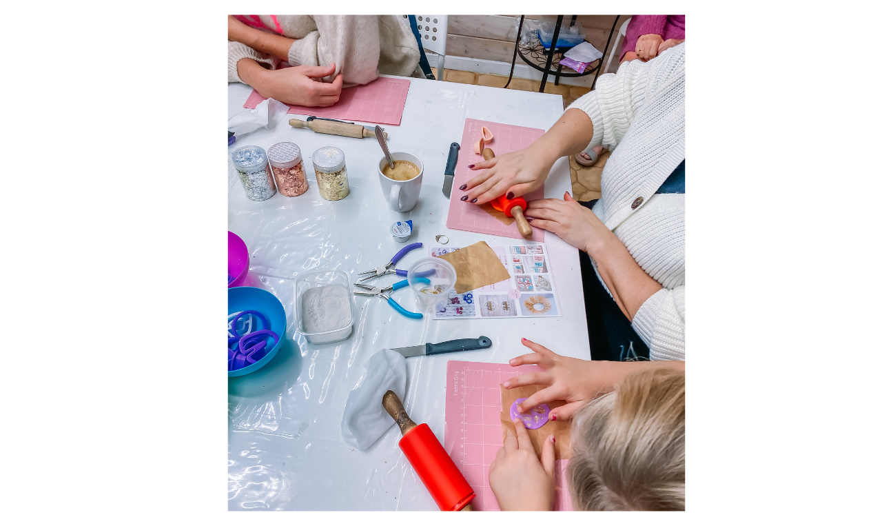 Ouder-kind workshop - oorbellen uit polymeerklei - Foto