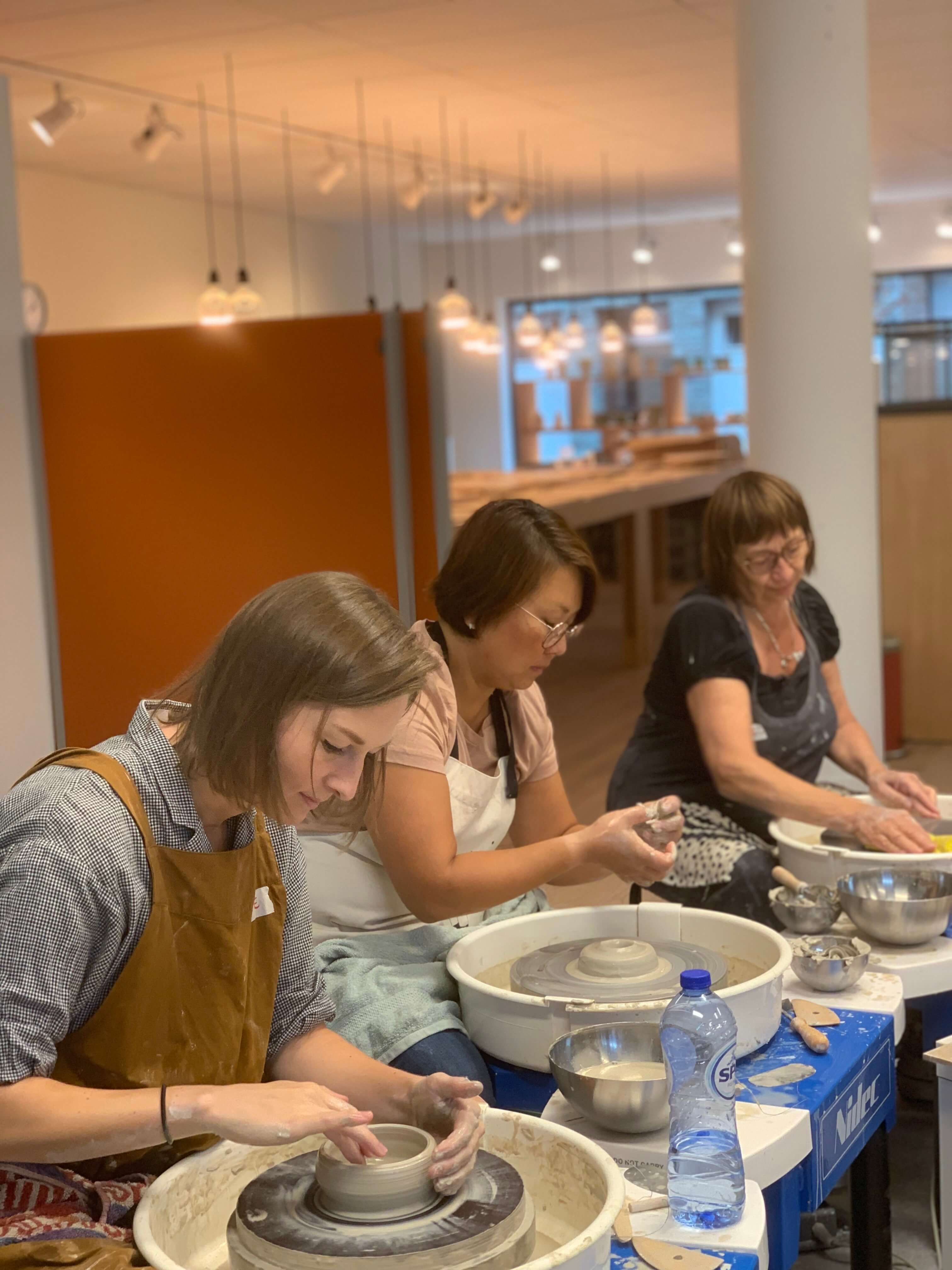 Workshop initiatie pottenbakken: eerste stappen aan de draaischijf - Foto