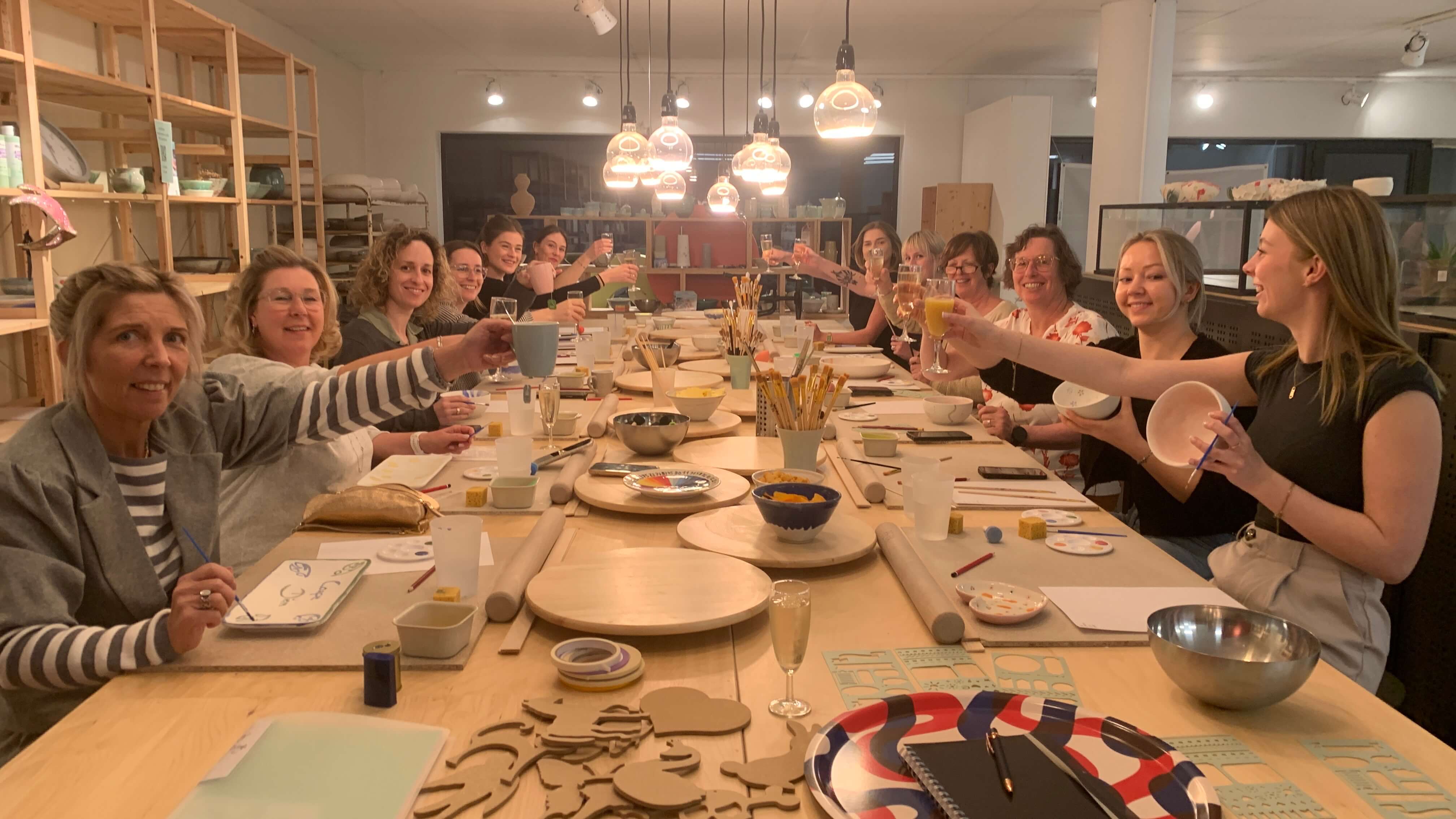 Teambuilding Pottery Painting. Decoreer je servies.