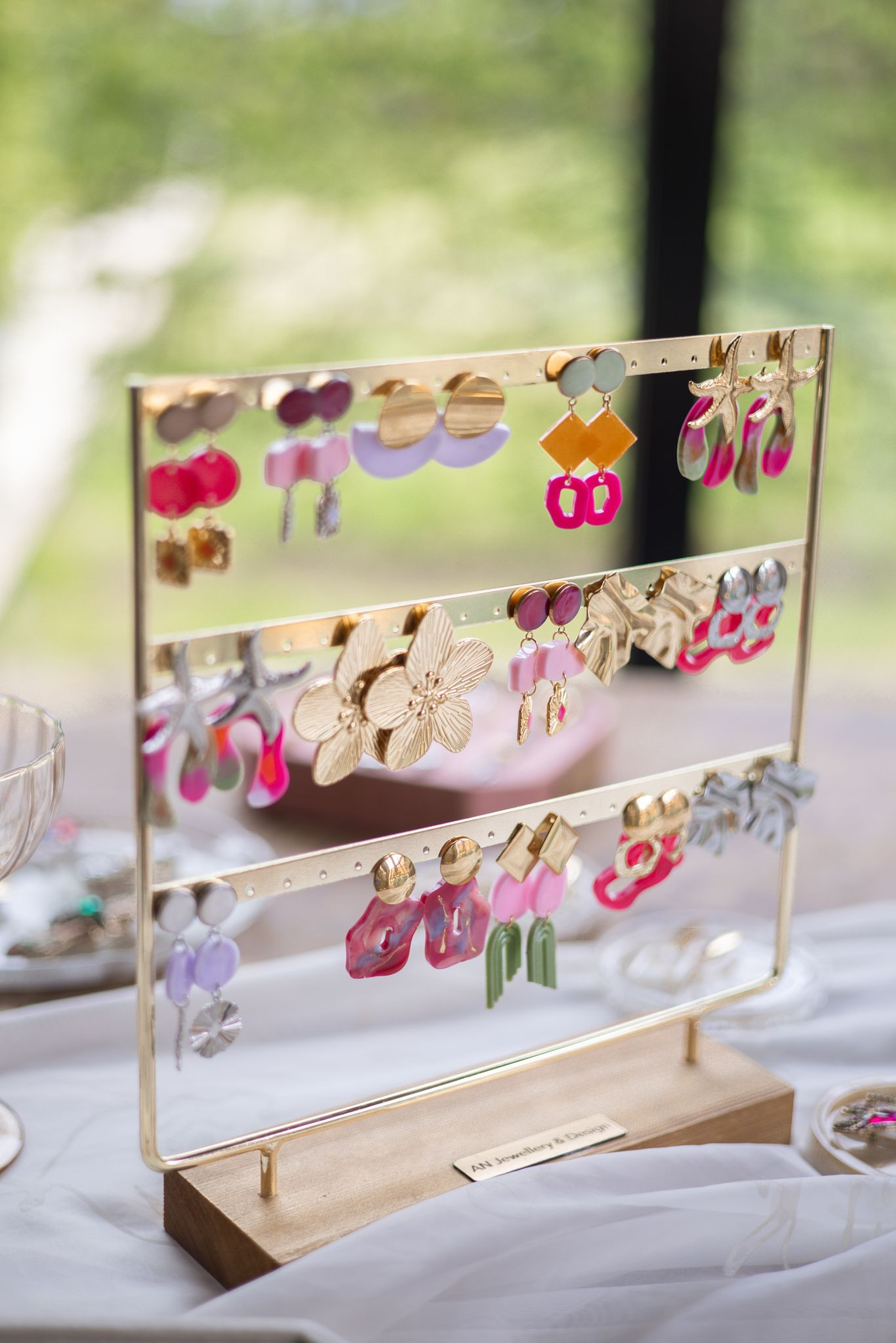 Workshop resin art oorbellen samenstellen - Foto