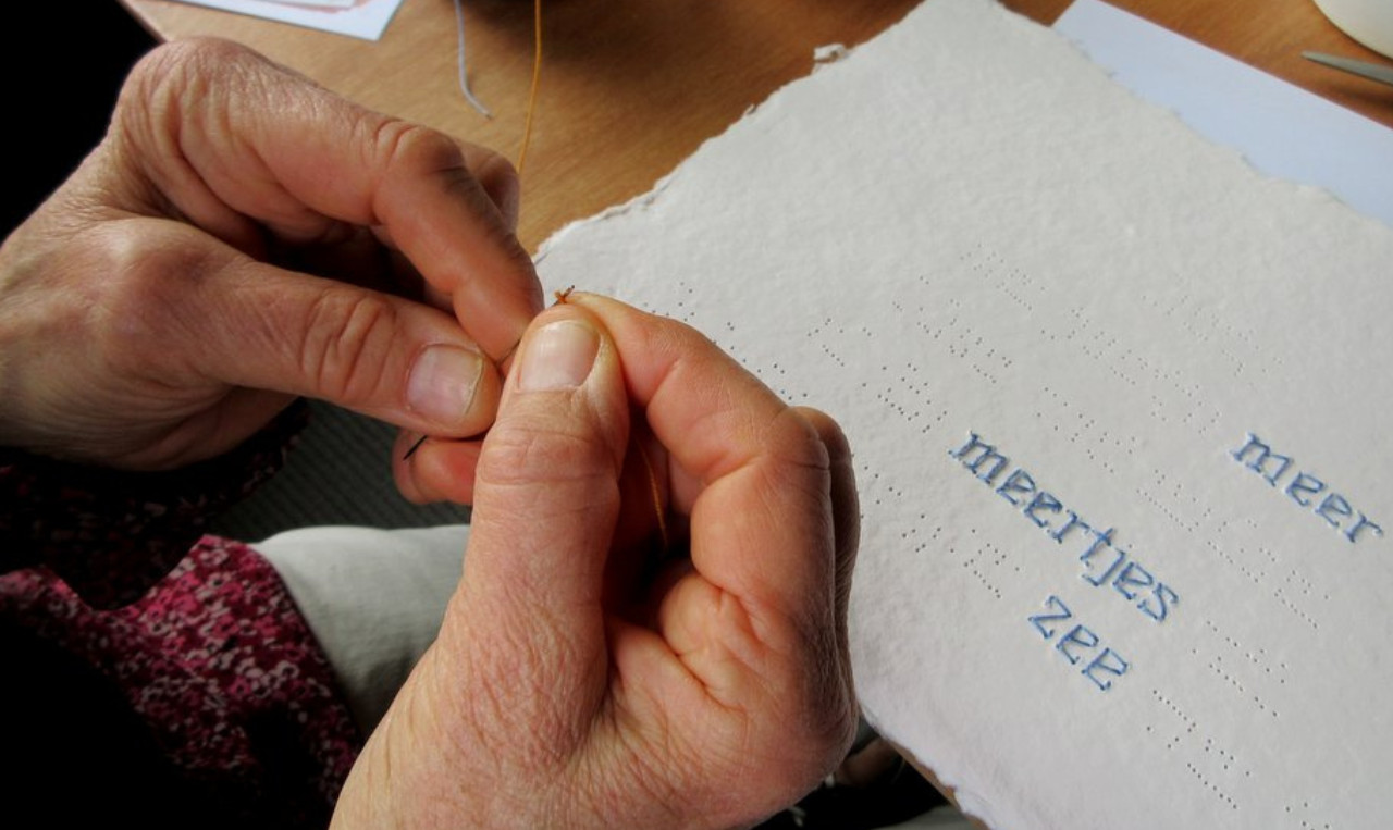 Workshop Haiku borduren, creatieve verbinding met taal en draad. - Foto