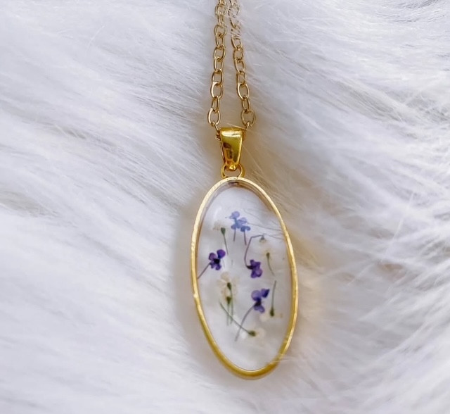 Juwelen maken met UV-hars en droogbloemen (vrijgezellen (bachelorette) of verjaardagsfeestje) - Foto