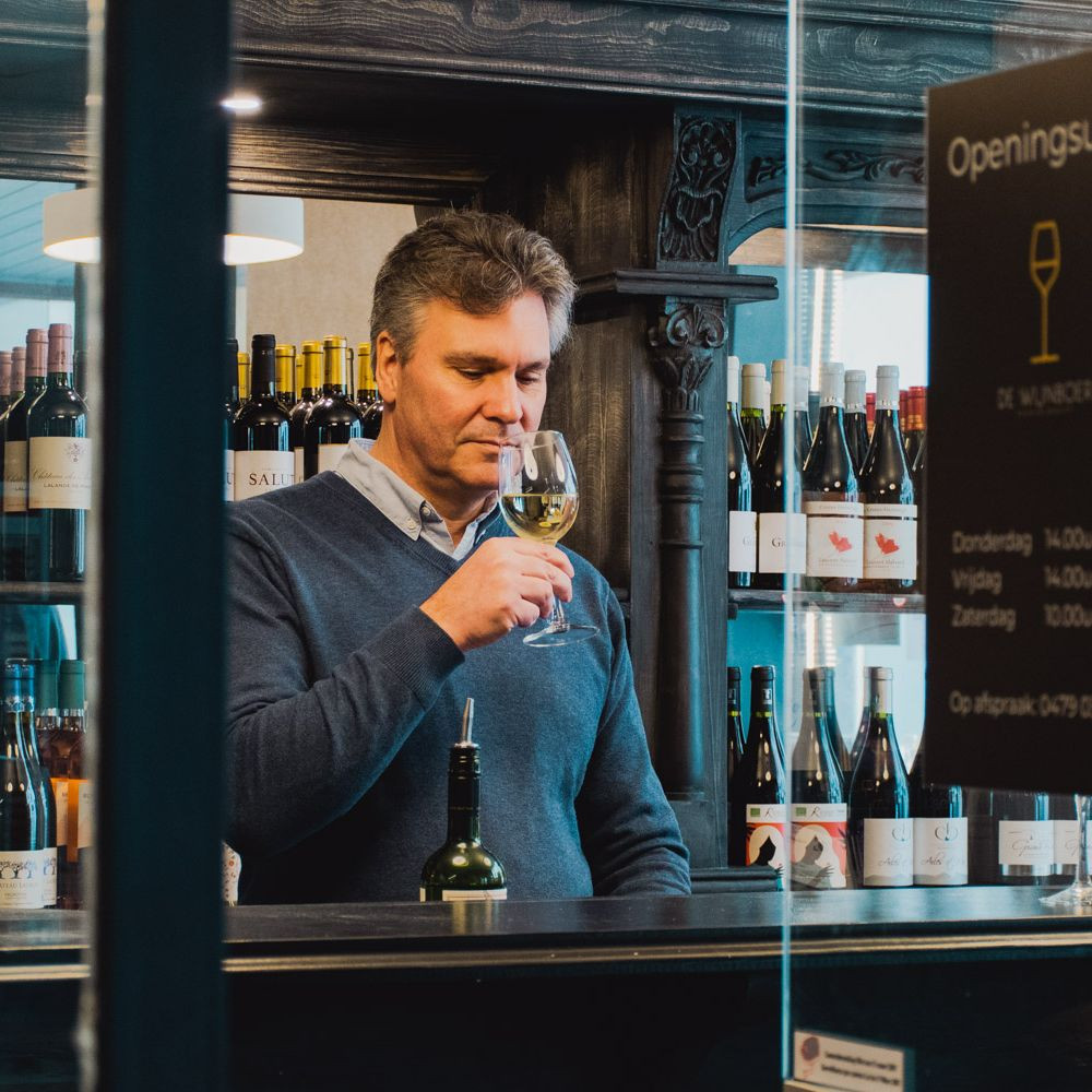 Black tasting, wijn proeven zonder zicht. - Foto