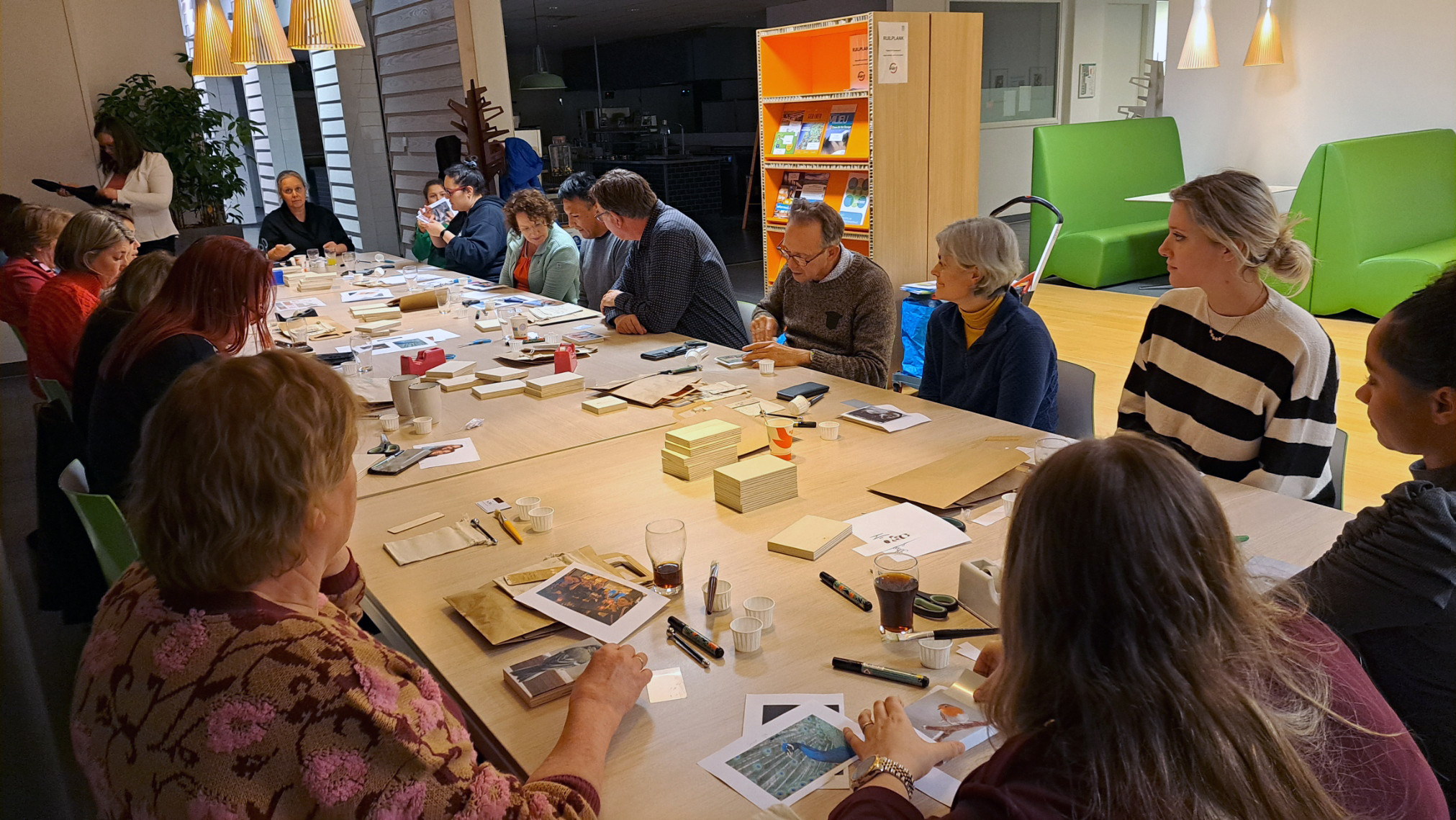 Workshop zelf teksten en foto's printen op hout en stof - Foto