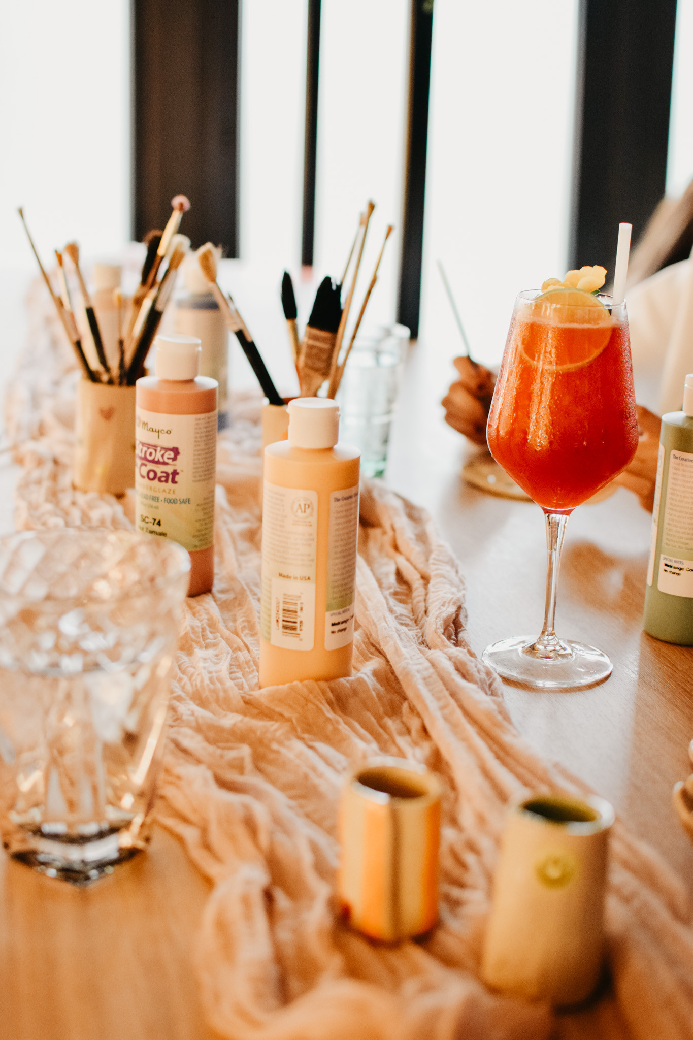 Pottery Painting & Sip Workshop @ De Vleeshalle 🎨🍸 15u-17u - Foto