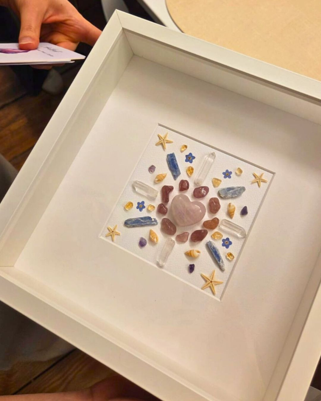 Creëer je eigen wanddecoratie met kristallen - Foto