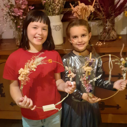 Kinderfeestje: Flowerhoop maken met droogbloemen