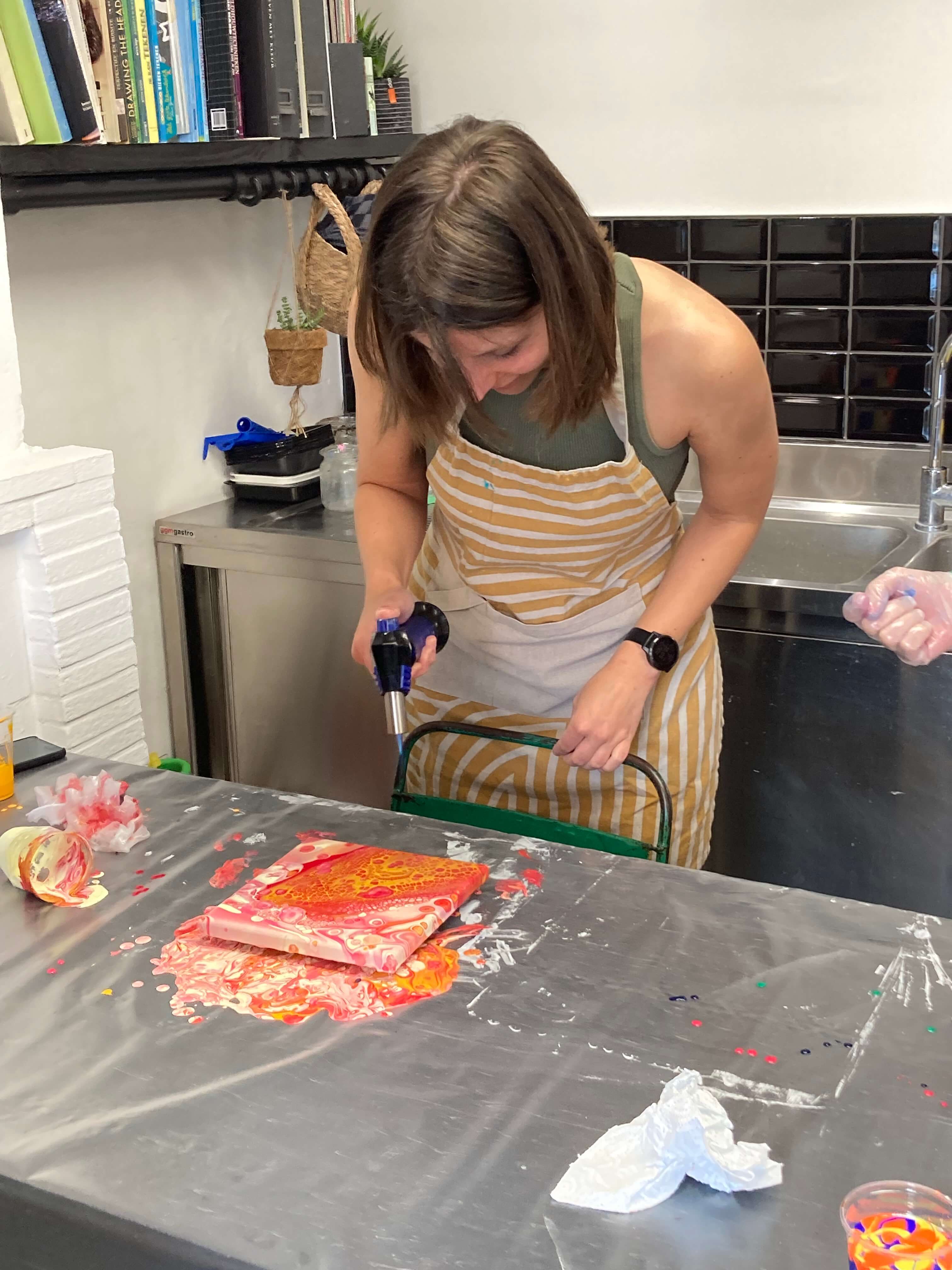 Pouring, giettechnieken met acrylverf - Foto
